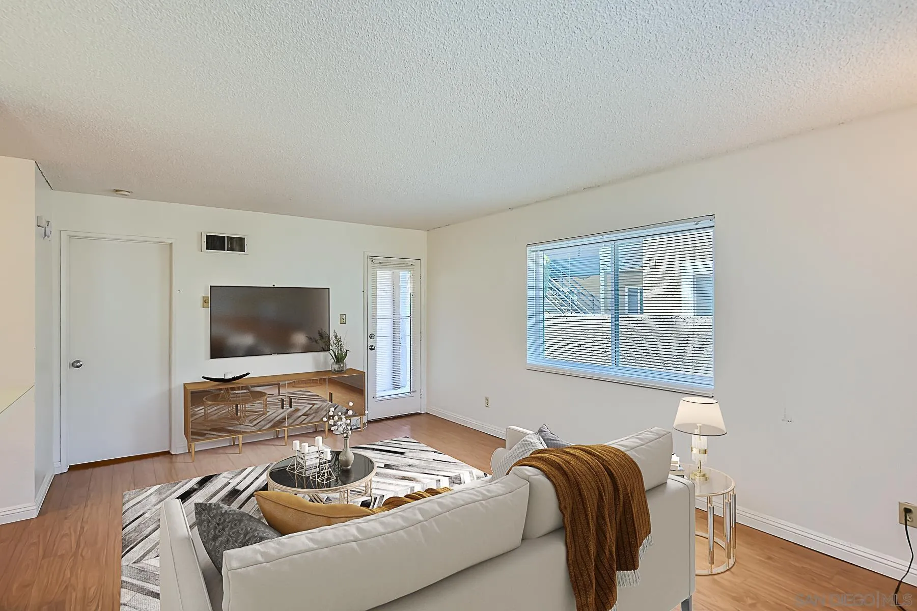 Photo #2: 240007656 Listing 