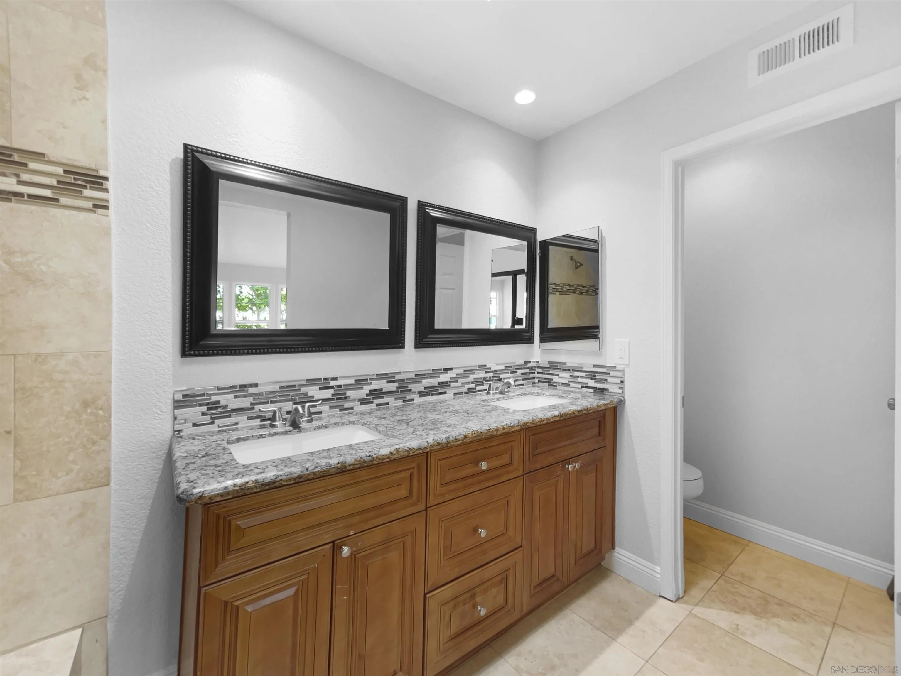 Photo #5: 240010880 Listing 