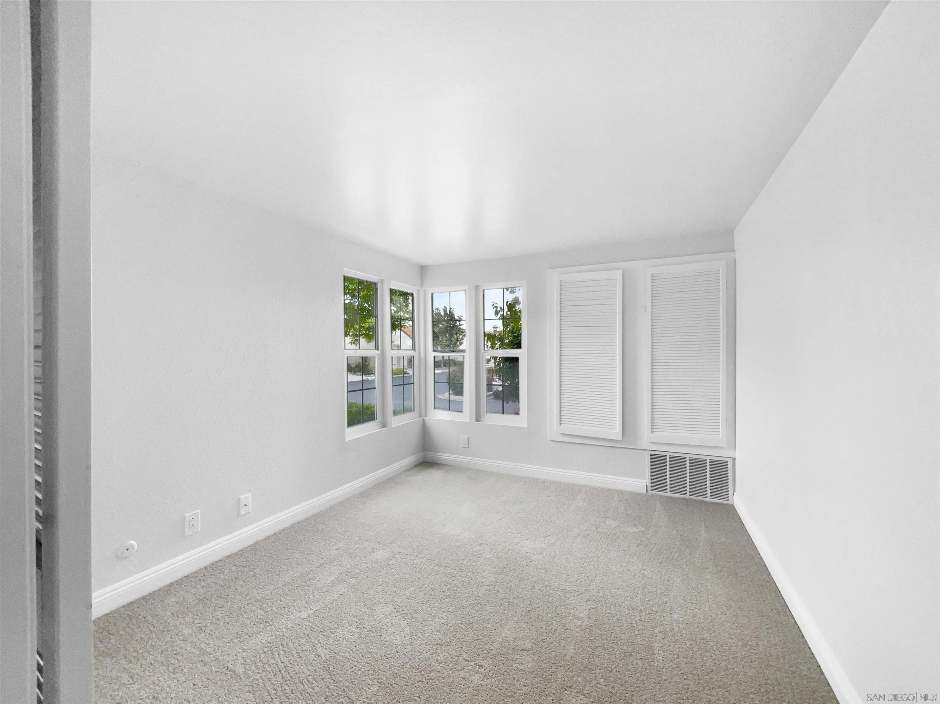 Photo #6: 240010880 Listing 