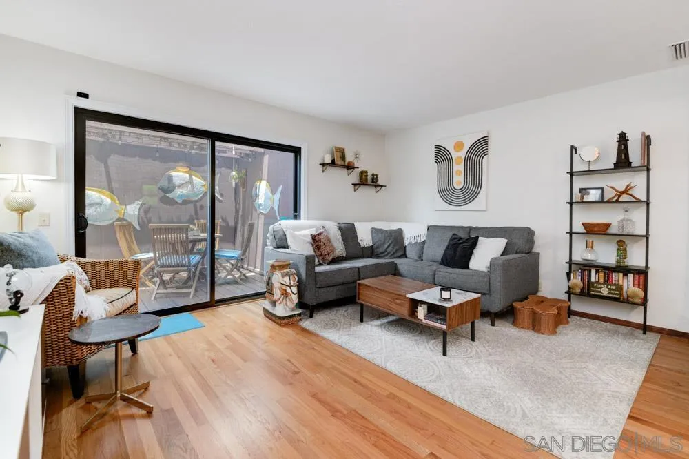 Photo #2: 240011990 Listing 
