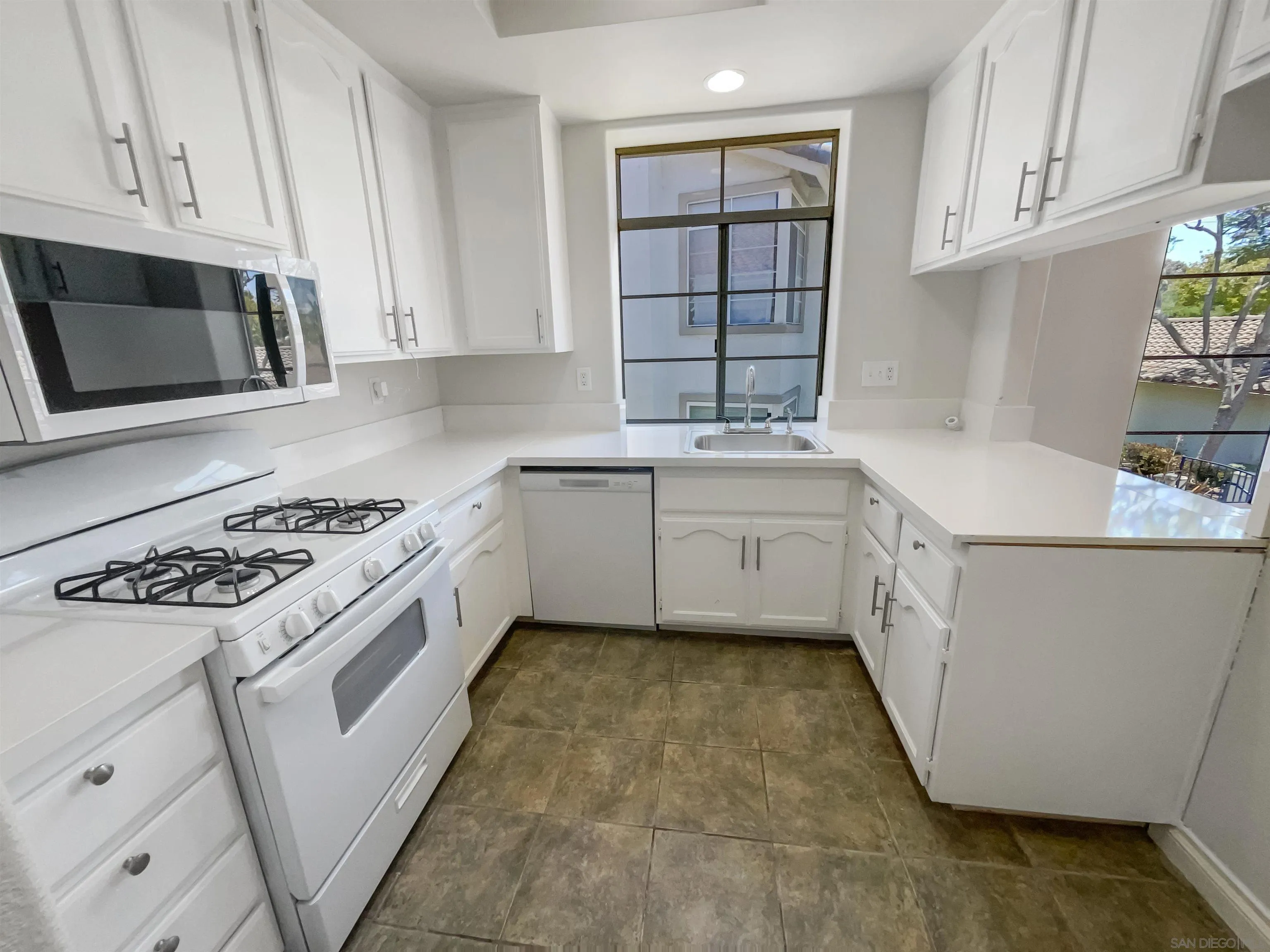 Photo #3: 240014479 Listing 