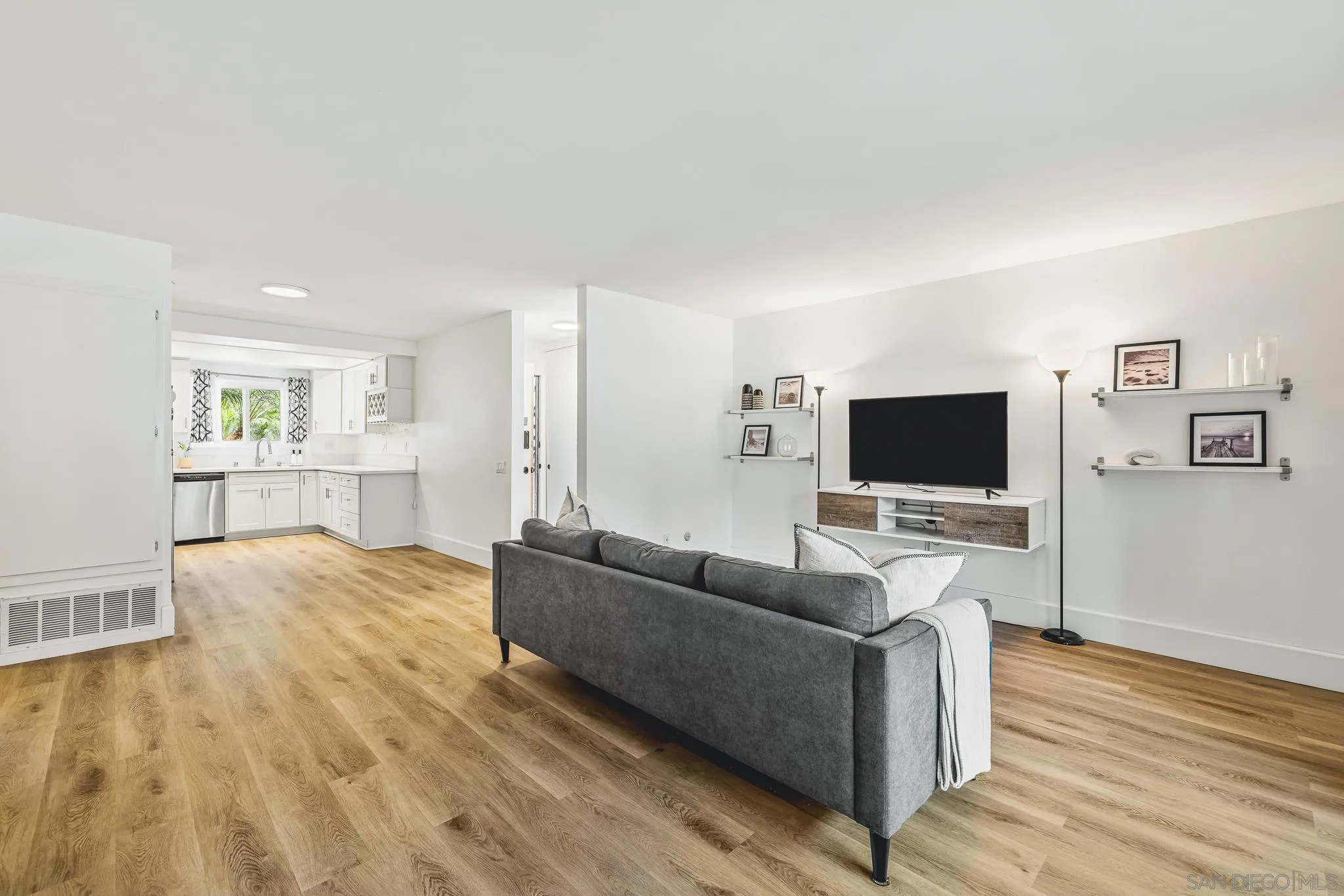 Photo #5: 240014776 Listing 