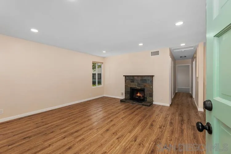 Photo #2: 240015731 Listing 