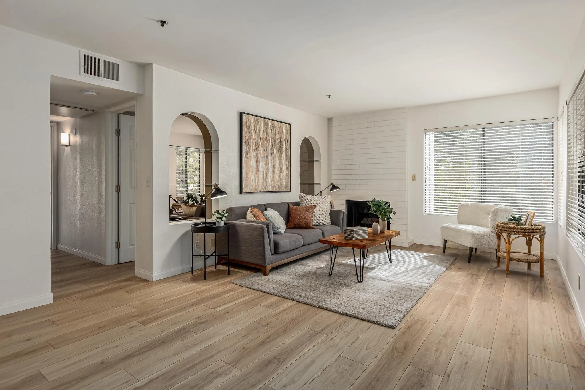 Photo #2: 240018006 Listing 