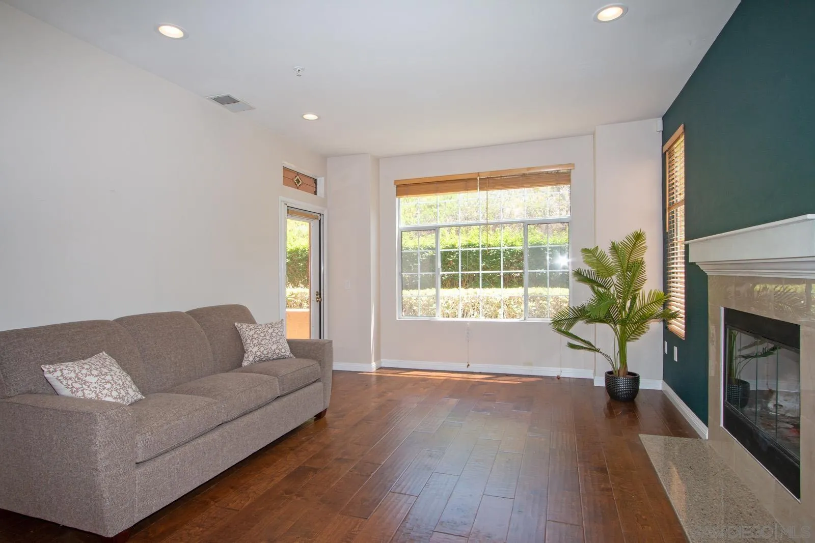 Photo #5: 240018436 Listing 