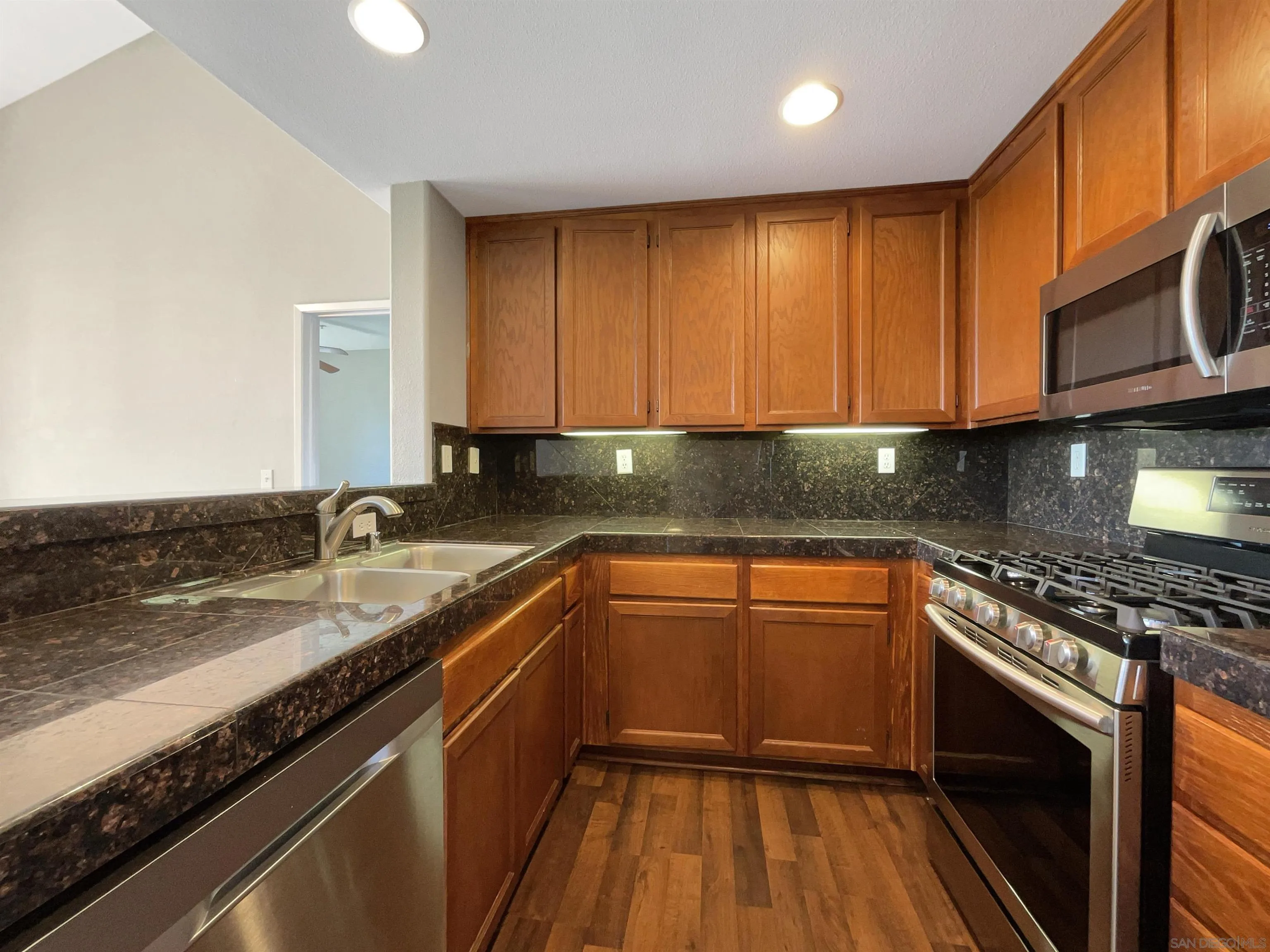 Photo #3: 240018823 Listing 