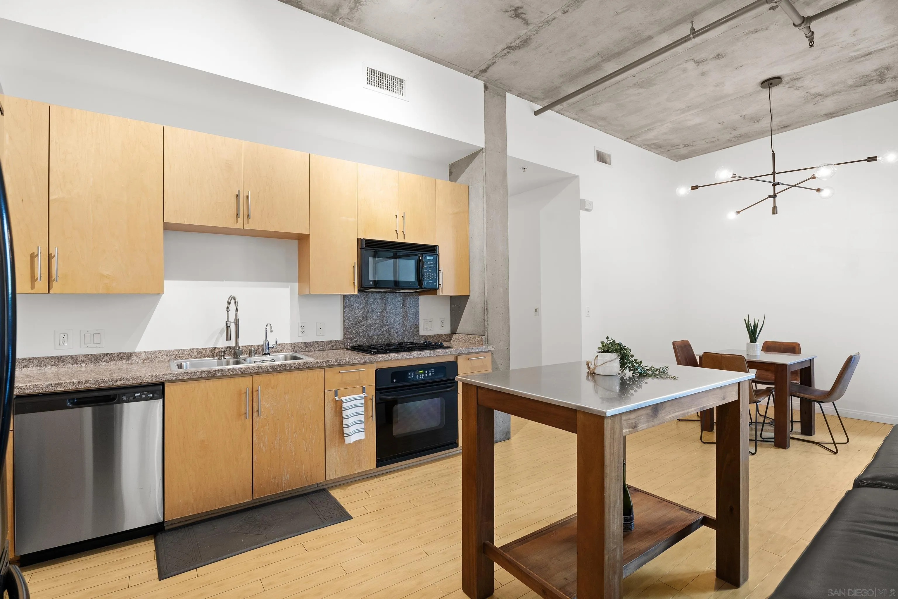 Photo #2: 240019378 Listing 