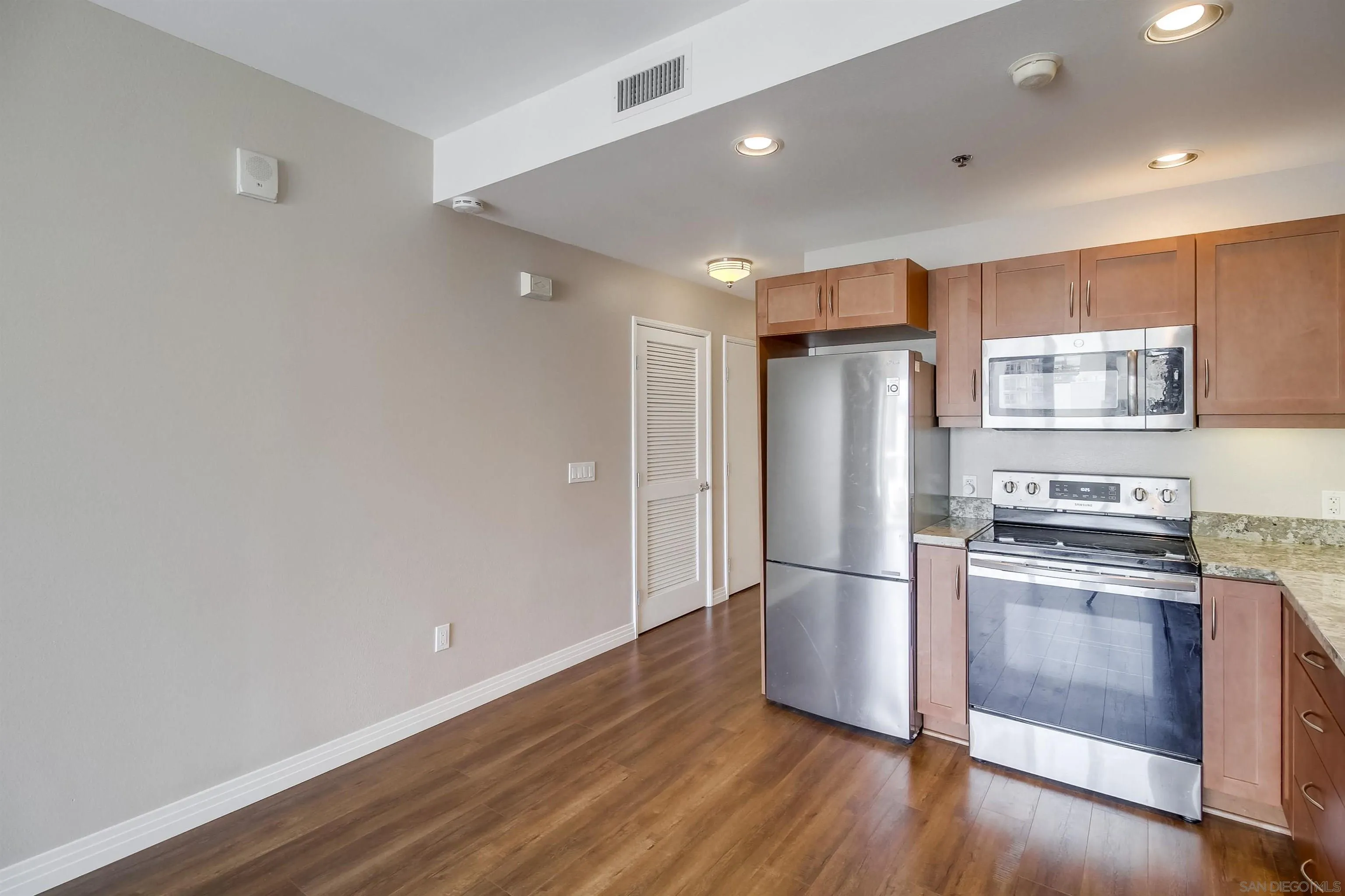 Photo #5: 240020784 Listing 
