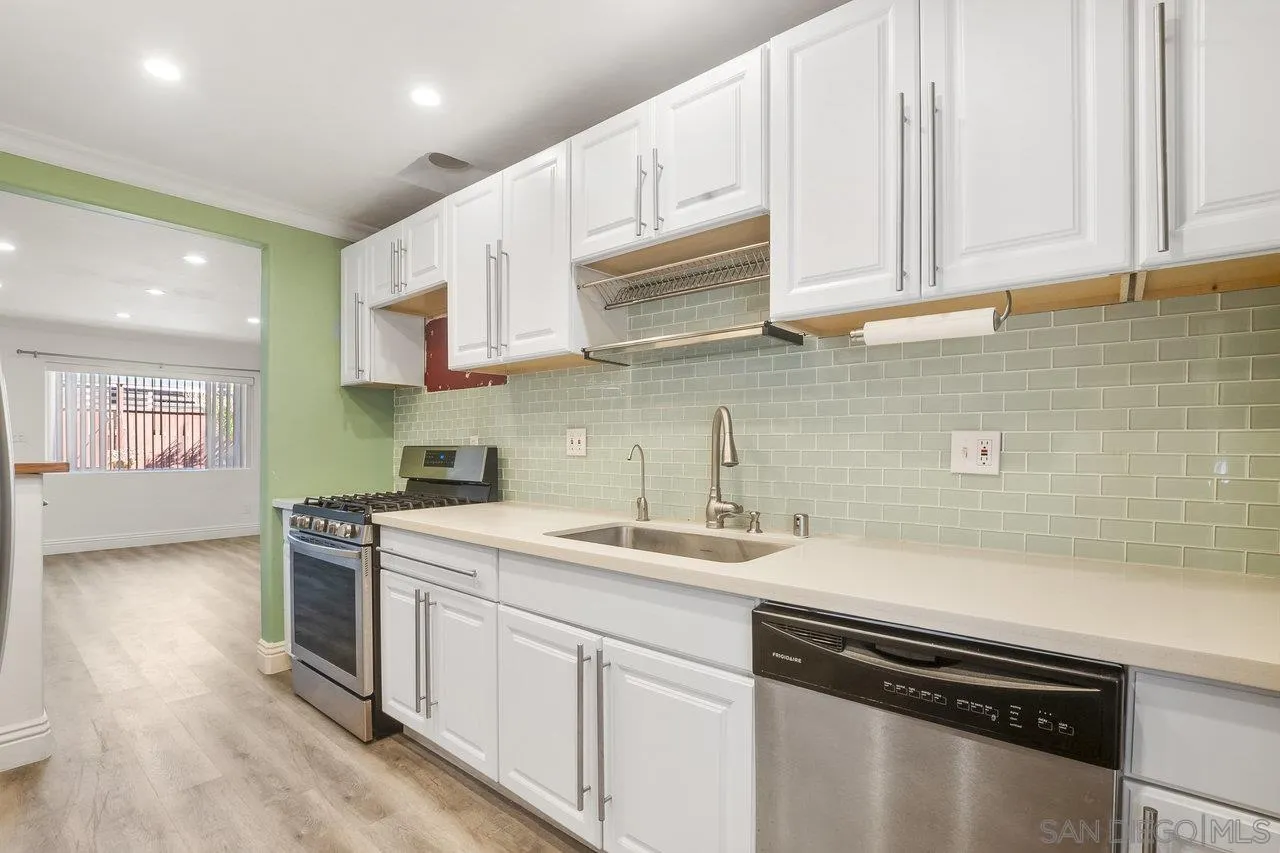More Details about MLS # 240021197 : 4633 BANCROFT UNIT 4