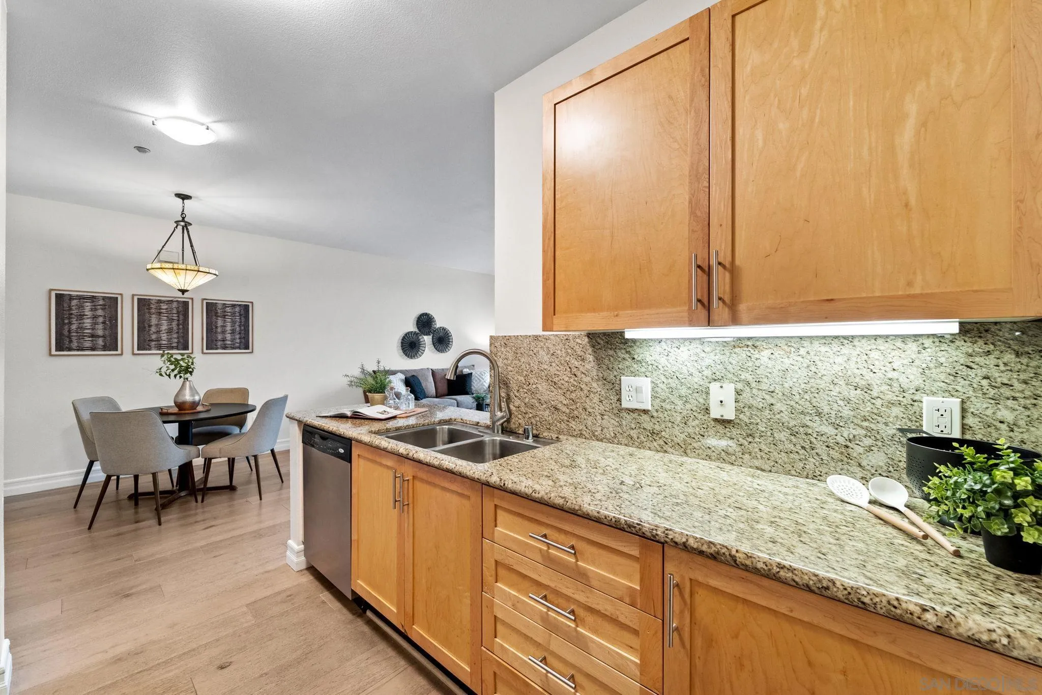 Photo #6: 240021518 Listing 
