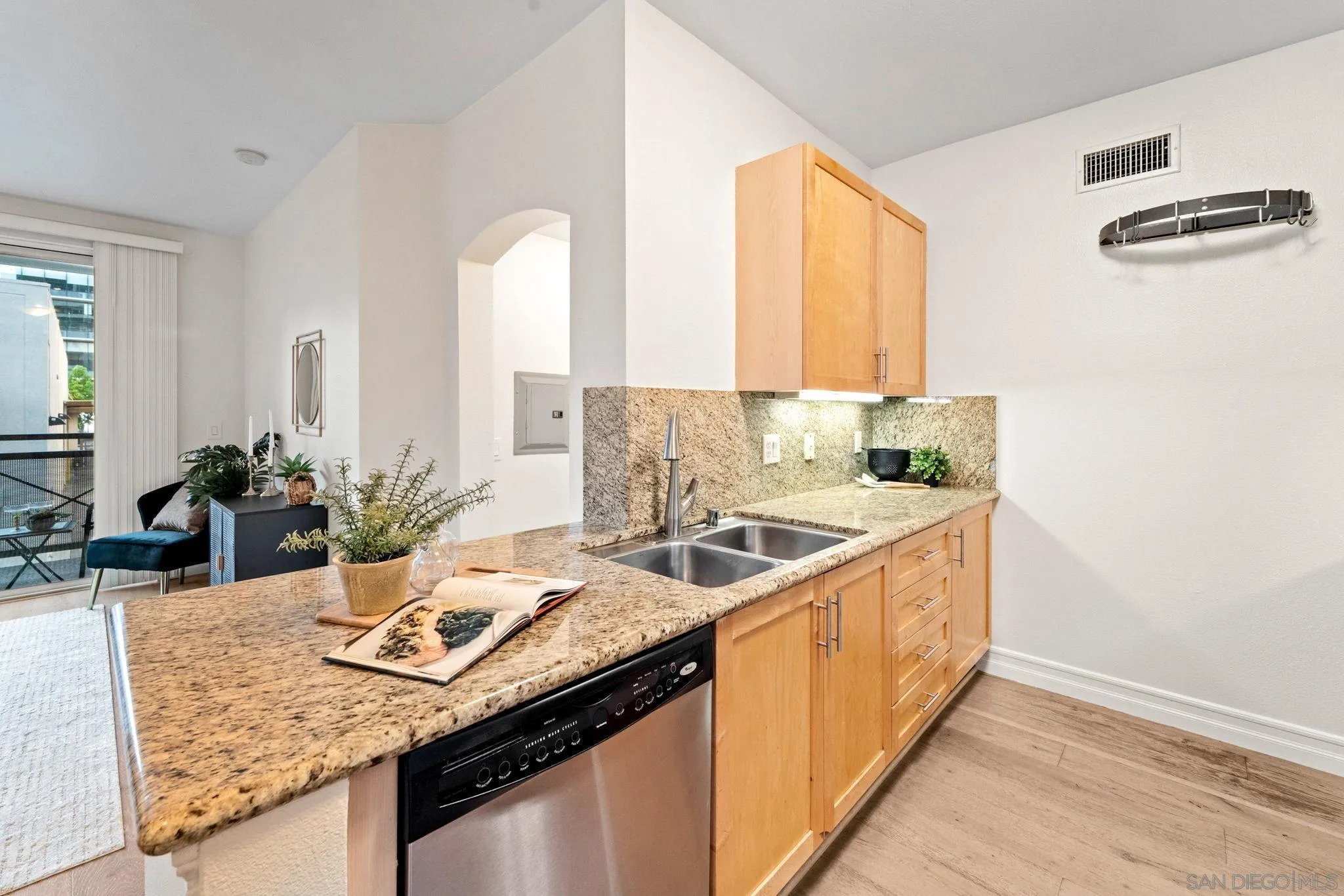 Photo #5: 240021518 Listing 