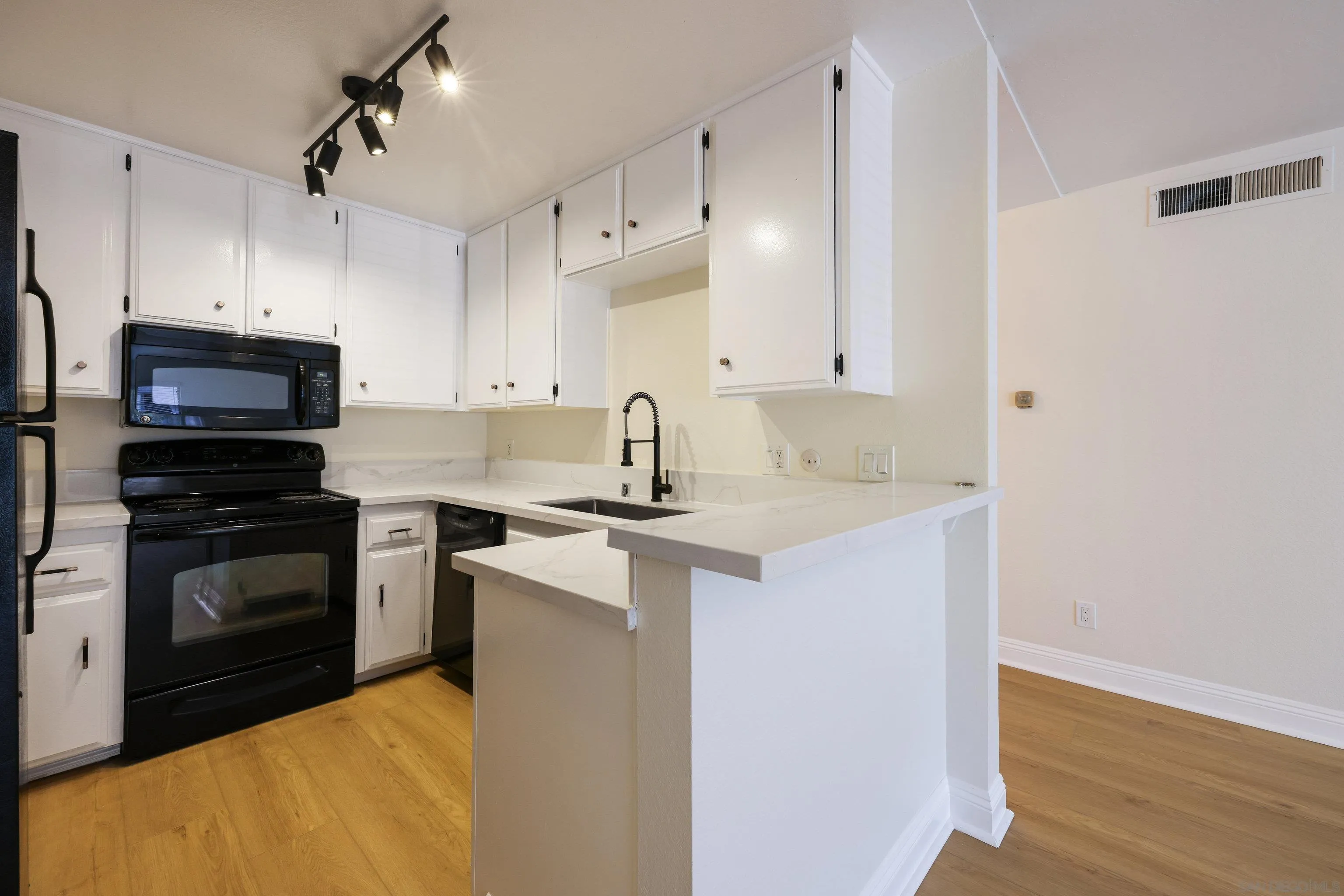 Photo #3: 240021594 Listing 