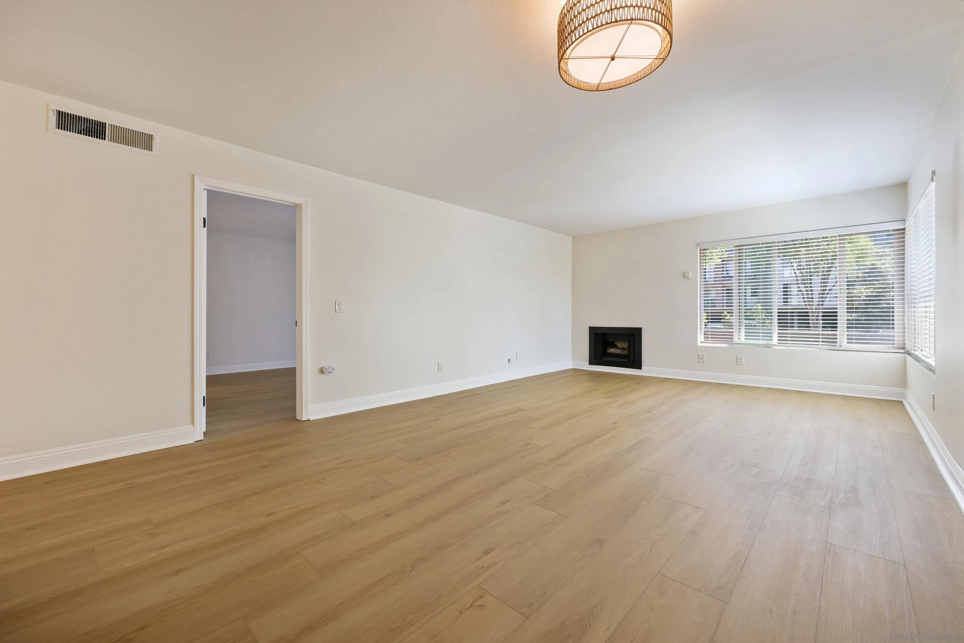 Photo #5: 240021594 Listing 