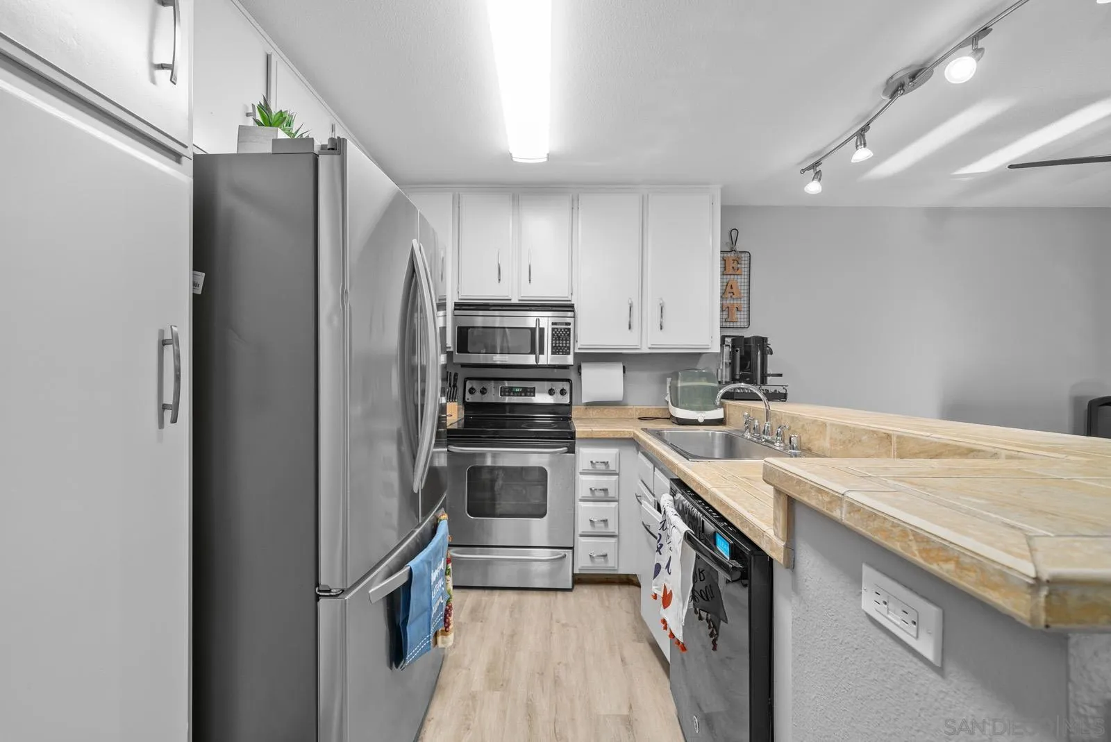 Photo #3: 240021767 Listing 
