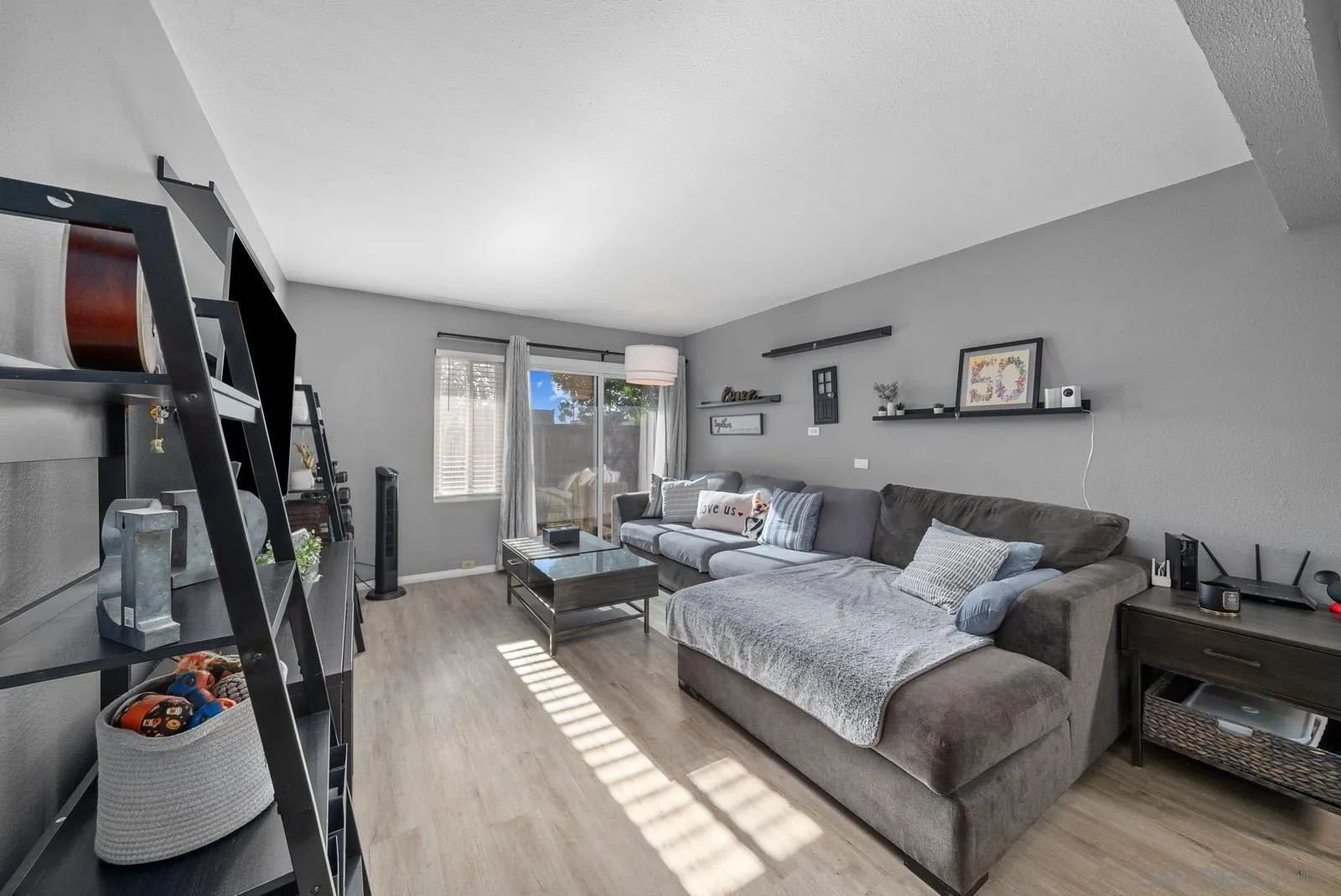 Photo #2: 240021767 Listing 