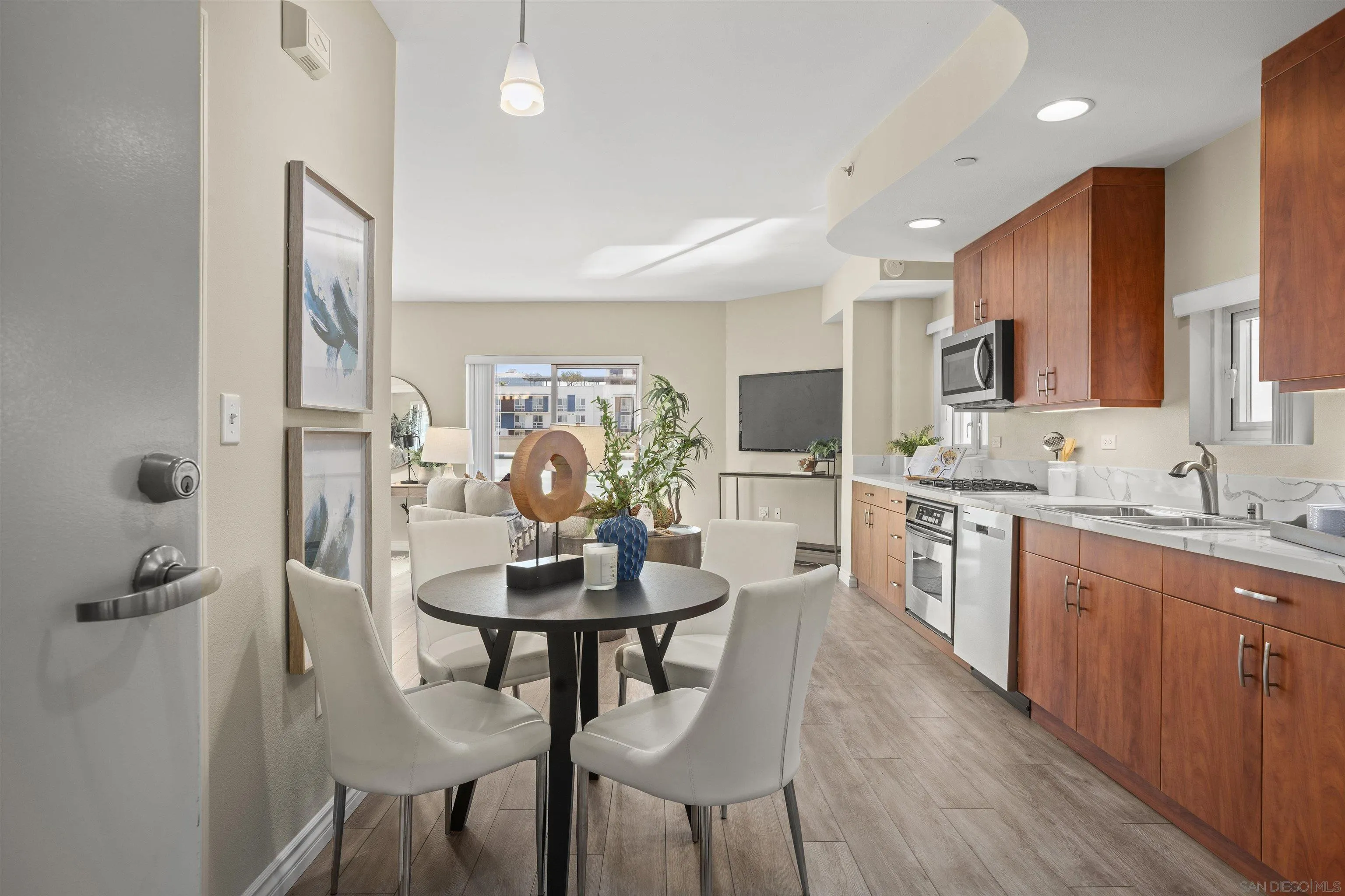 Photo #2: 240021880 Listing 