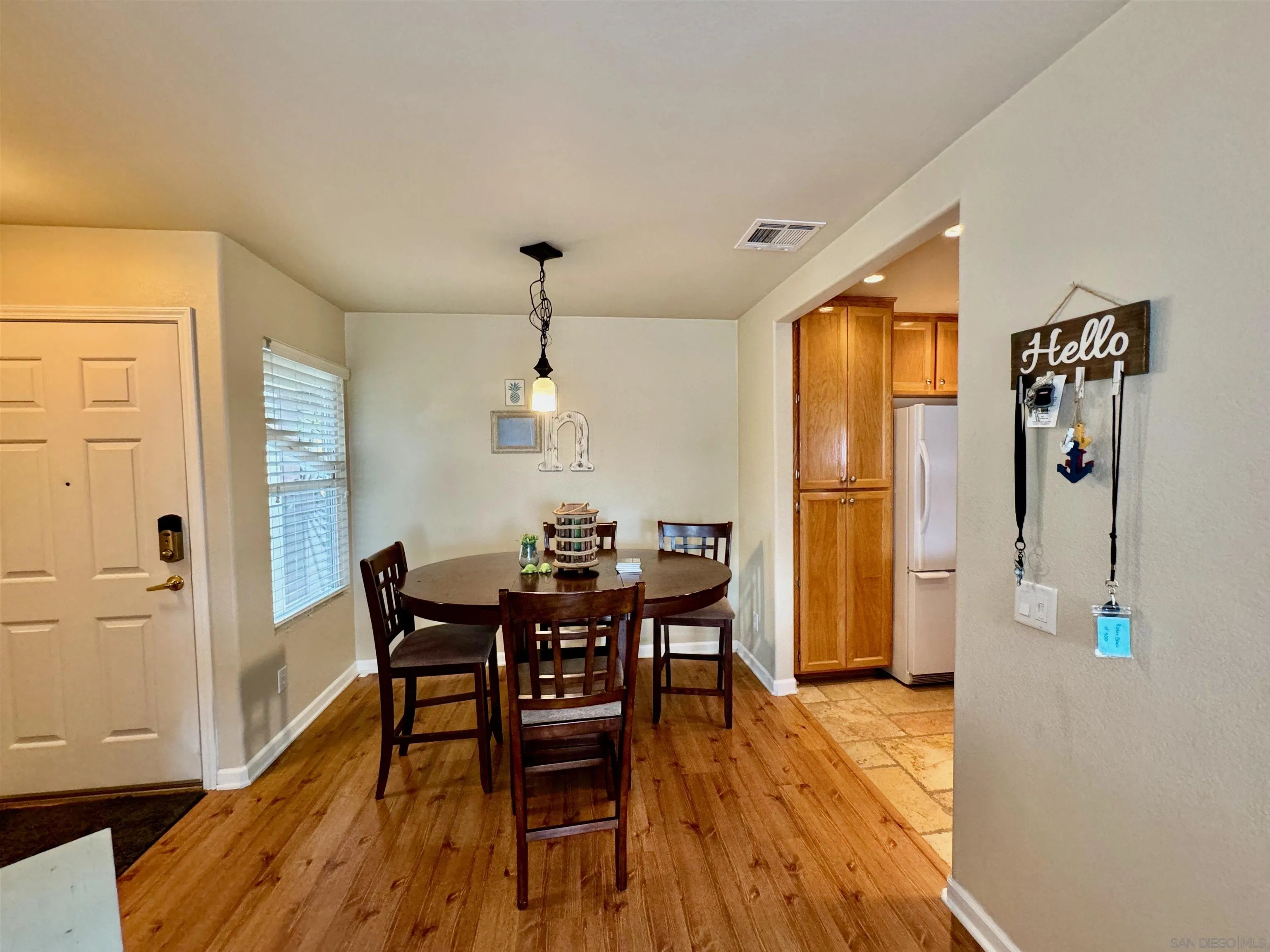 Photo #4: 240022016 Listing 