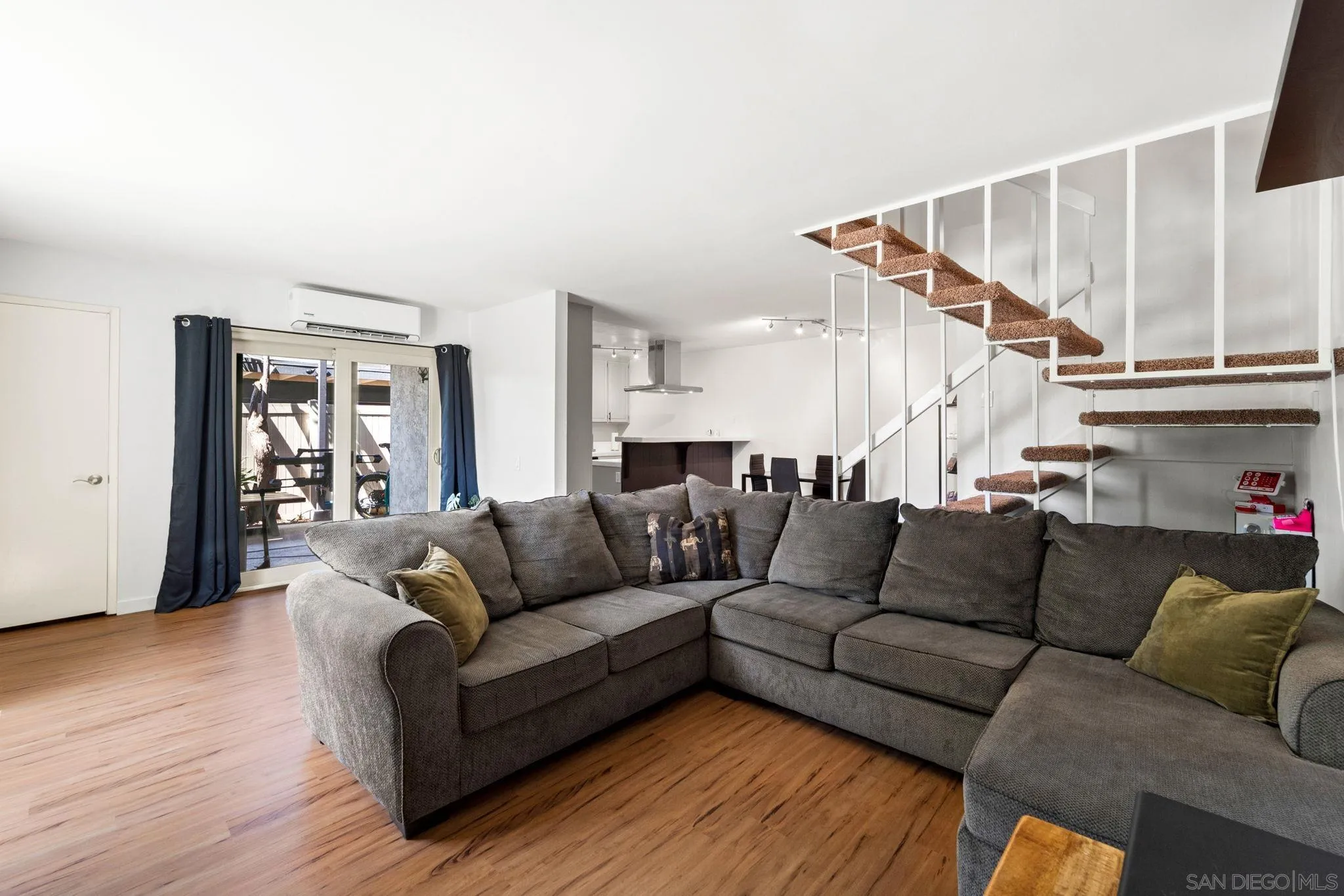 Photo #4: 240022805 Listing 