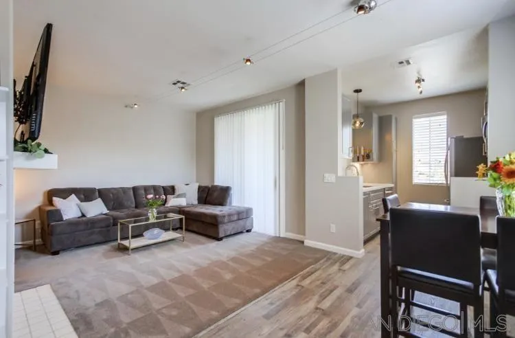 Photo #4: 240023009 Listing 