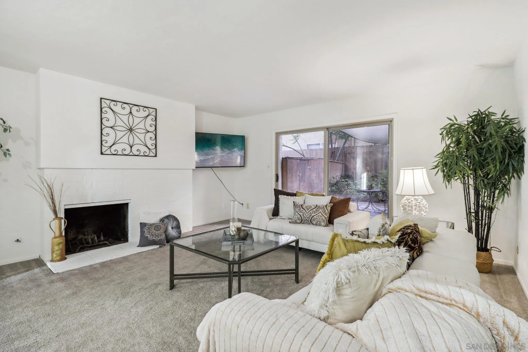 Photo #2: 240023069 Listing 