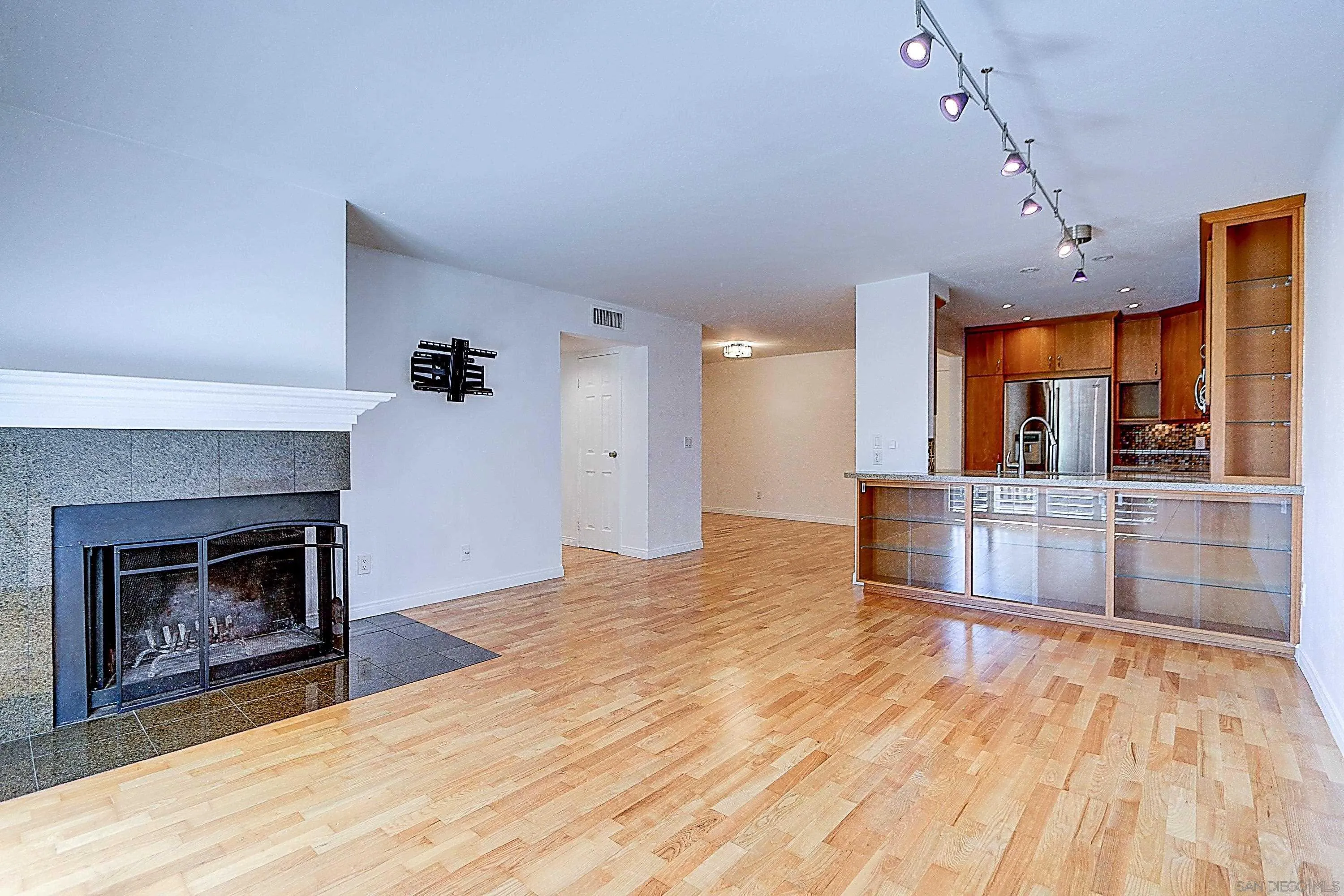 More Details about MLS # 240023506 : 3939 EAGLE ST UNIT 204