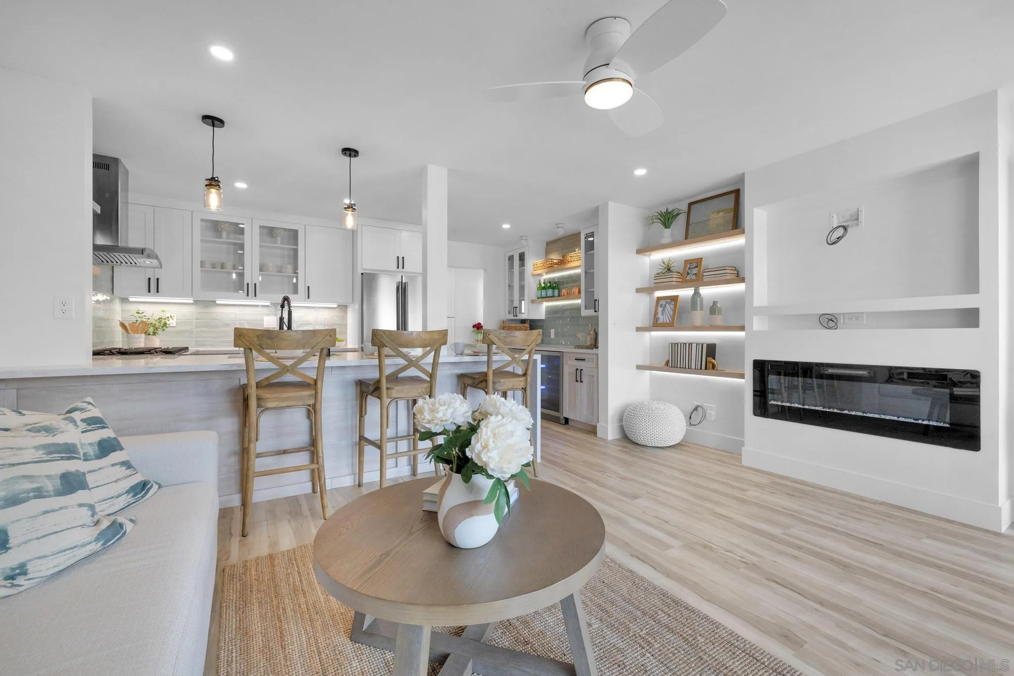 Photo #2: 240023704 Listing 