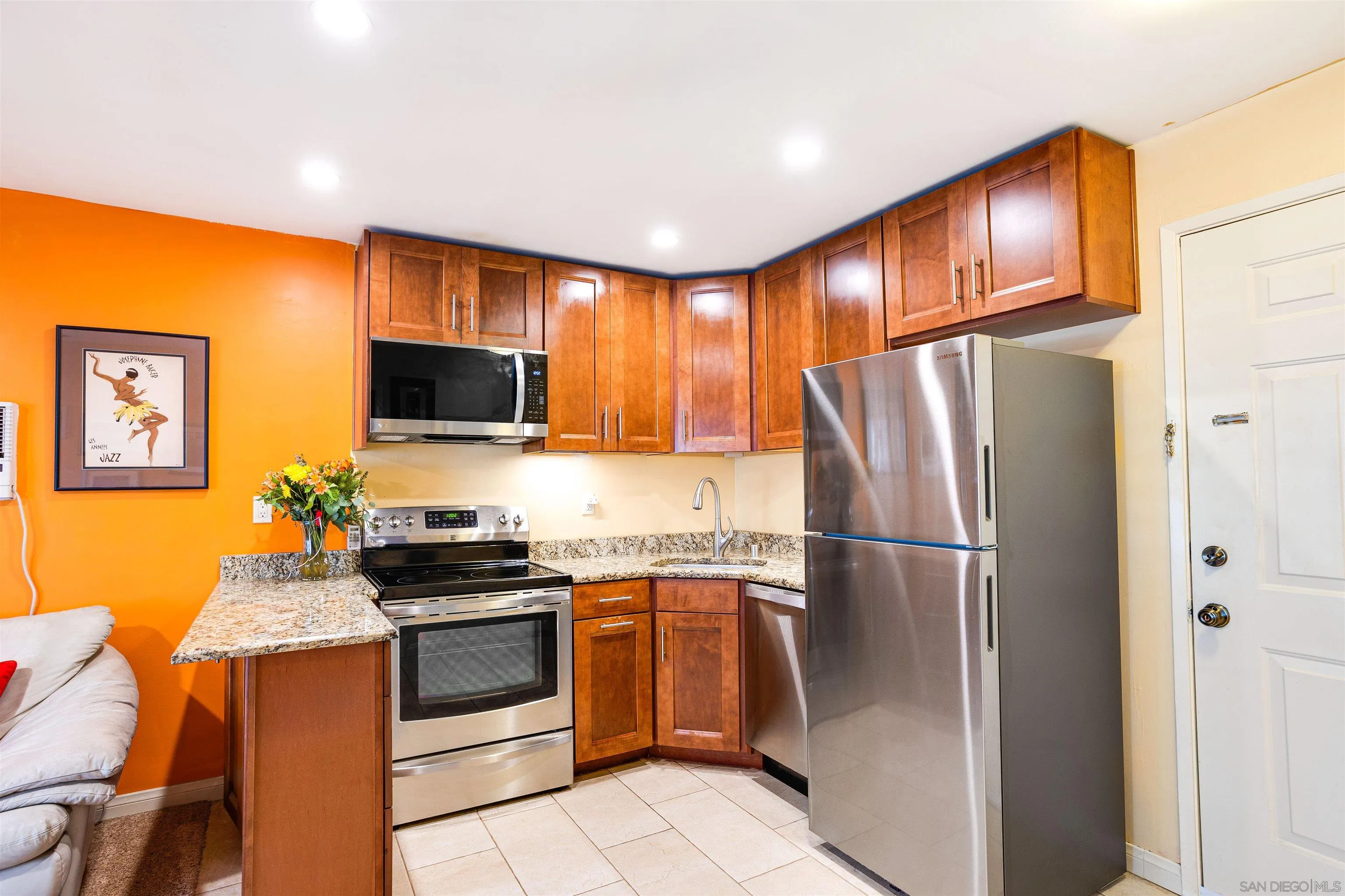 Photo #2: 240023979 Listing 