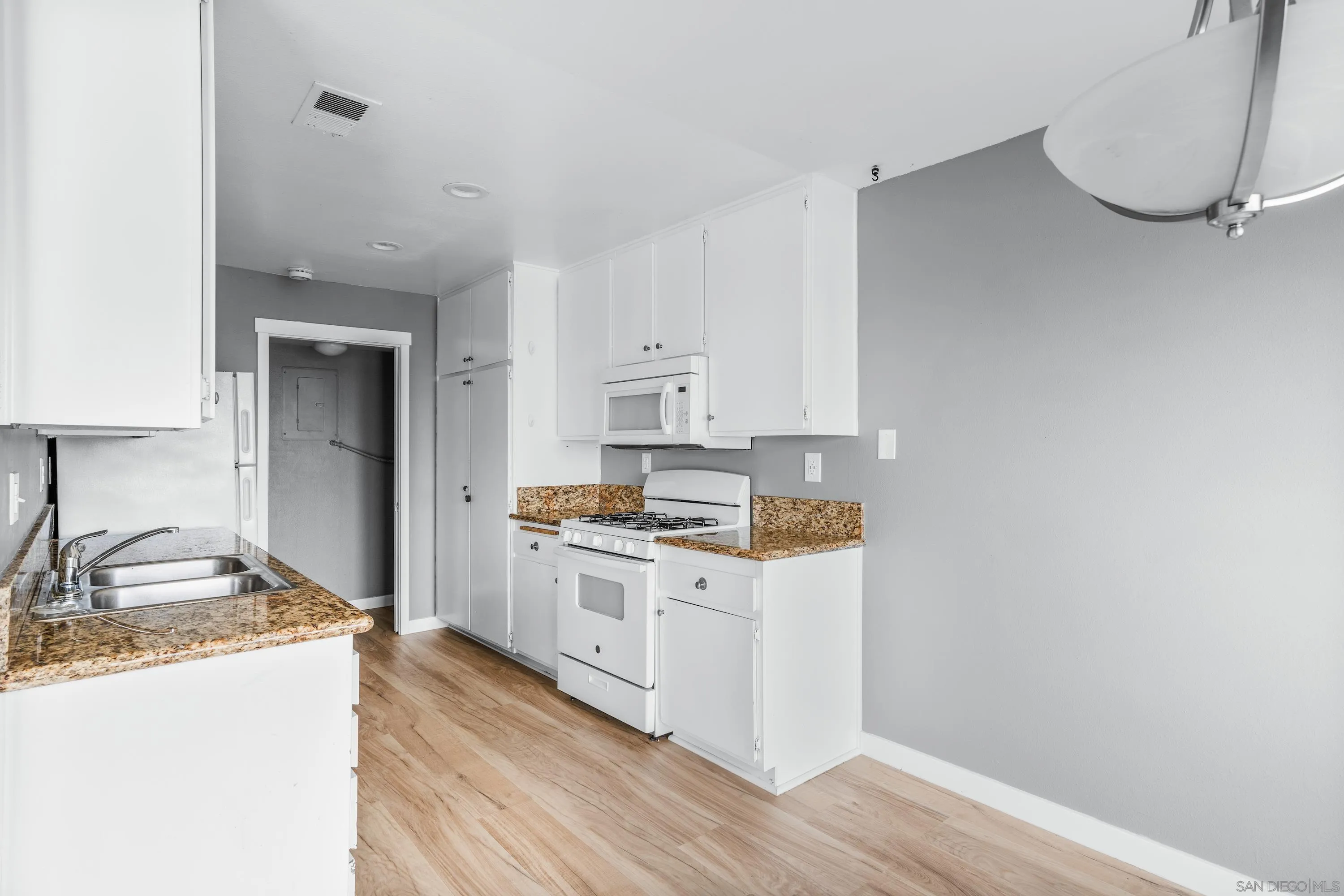 Photo #5: 240024010 Listing 