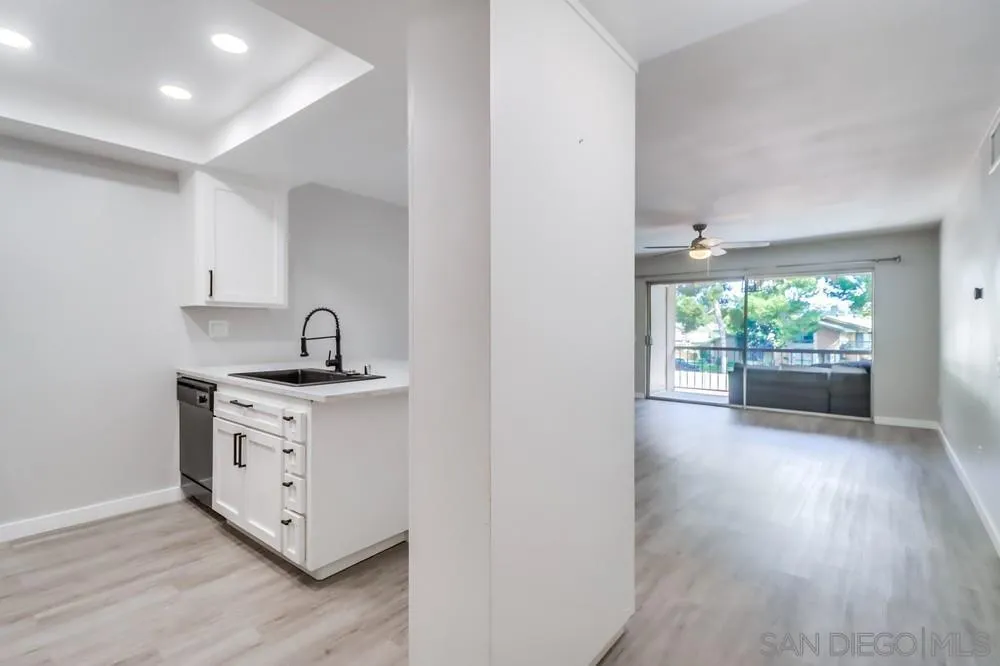 Photo #3: 240024596 Listing 