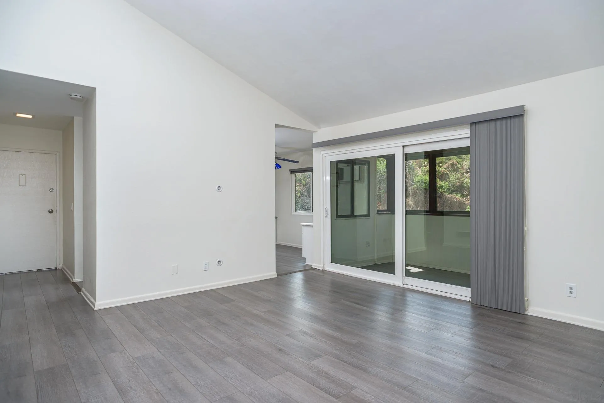 Photo #4: 240024939 Listing 