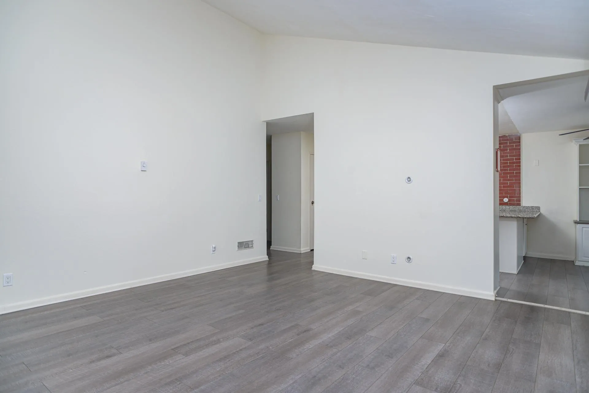 Photo #5: 240024939 Listing 