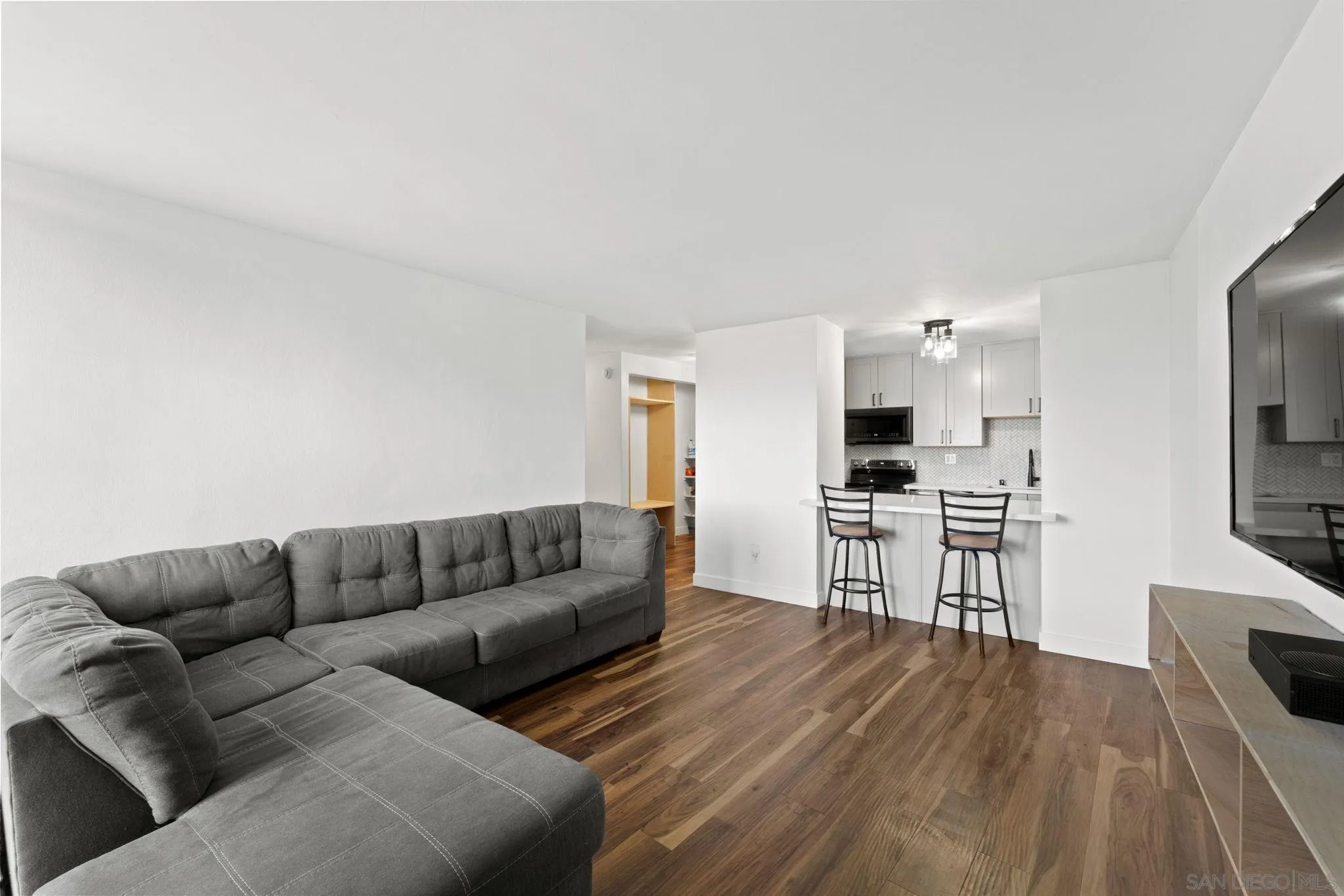 Photo #2: 240025064 Listing 