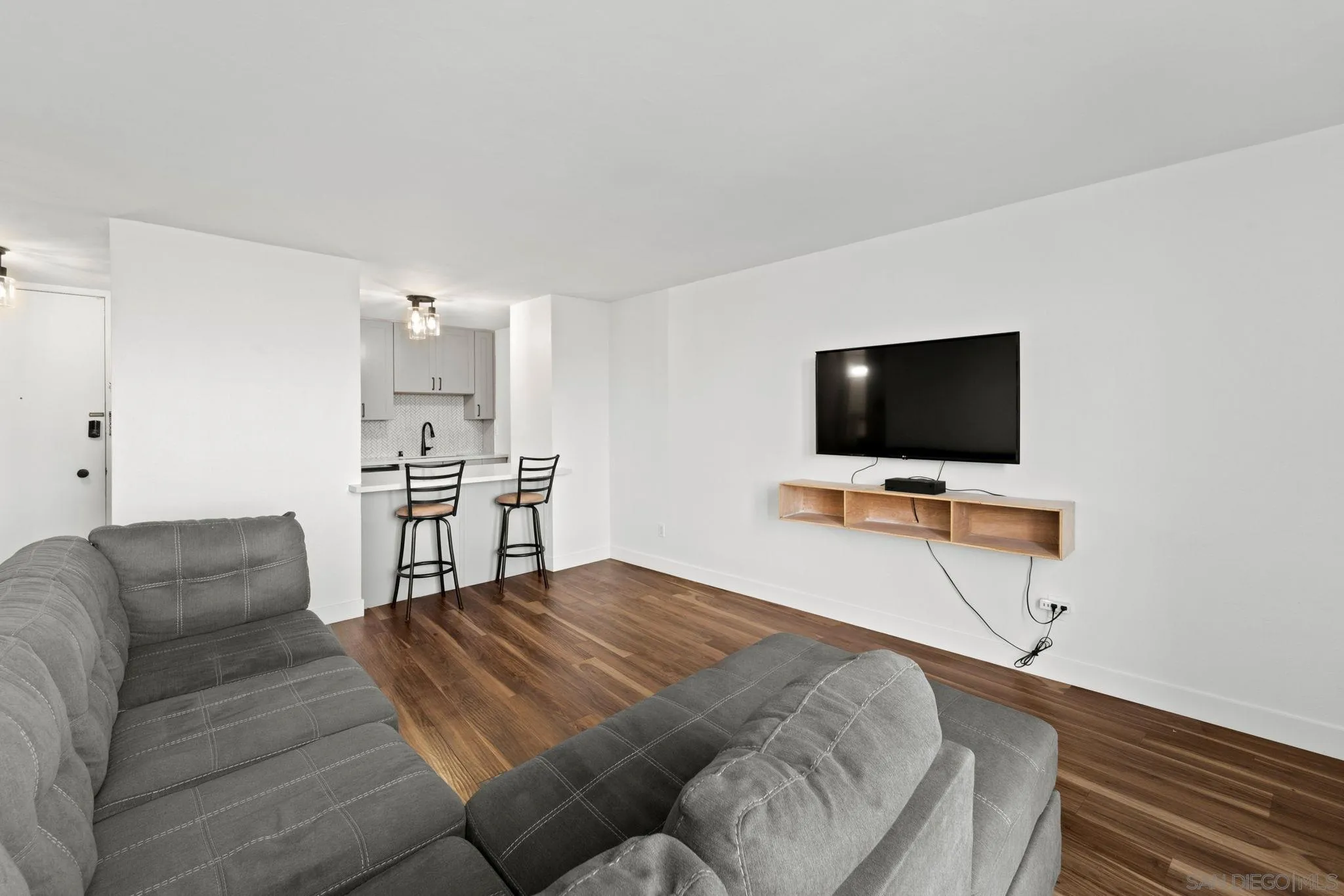 Photo #5: 240025064 Listing 