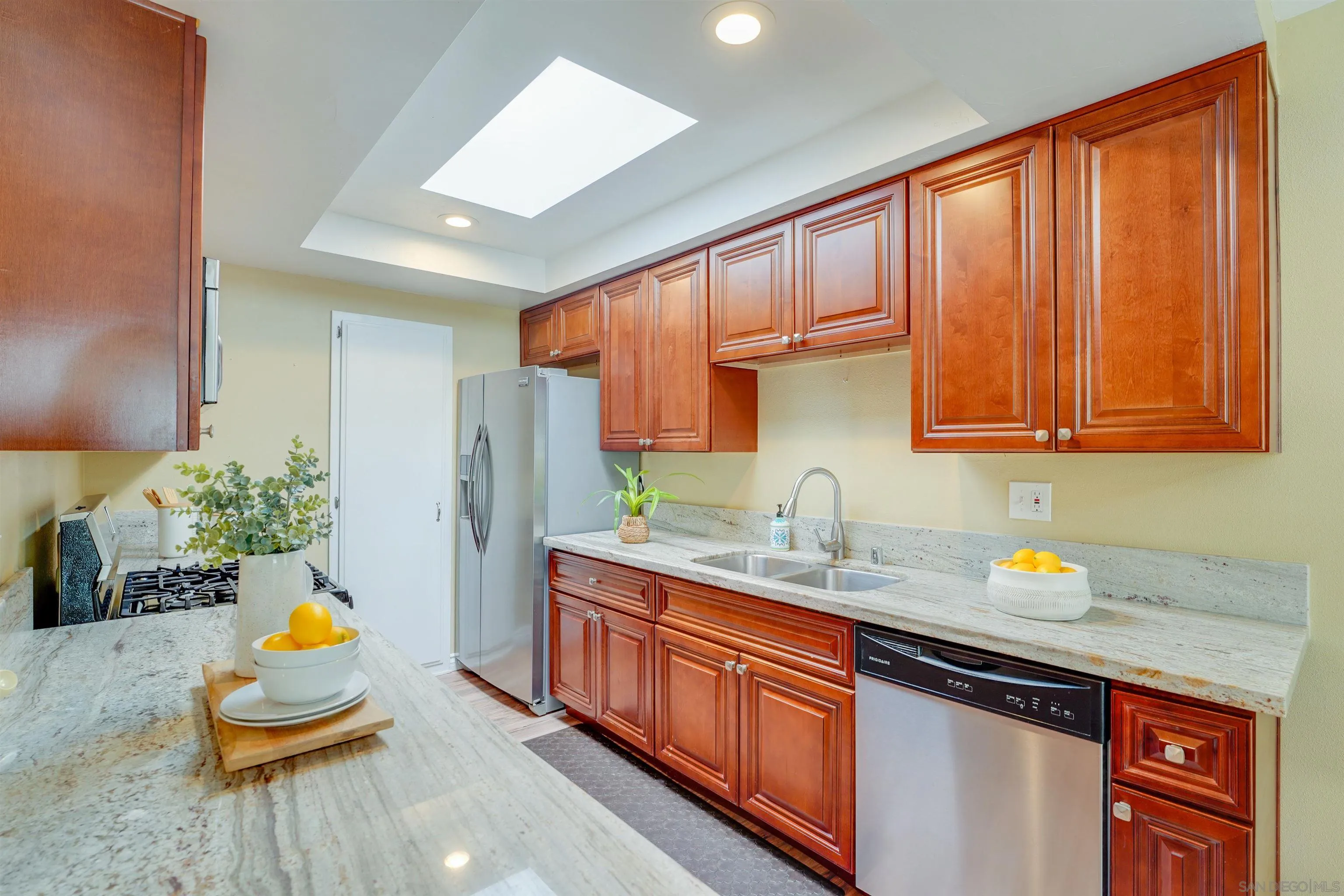 Photo #4: 240025329 Listing 