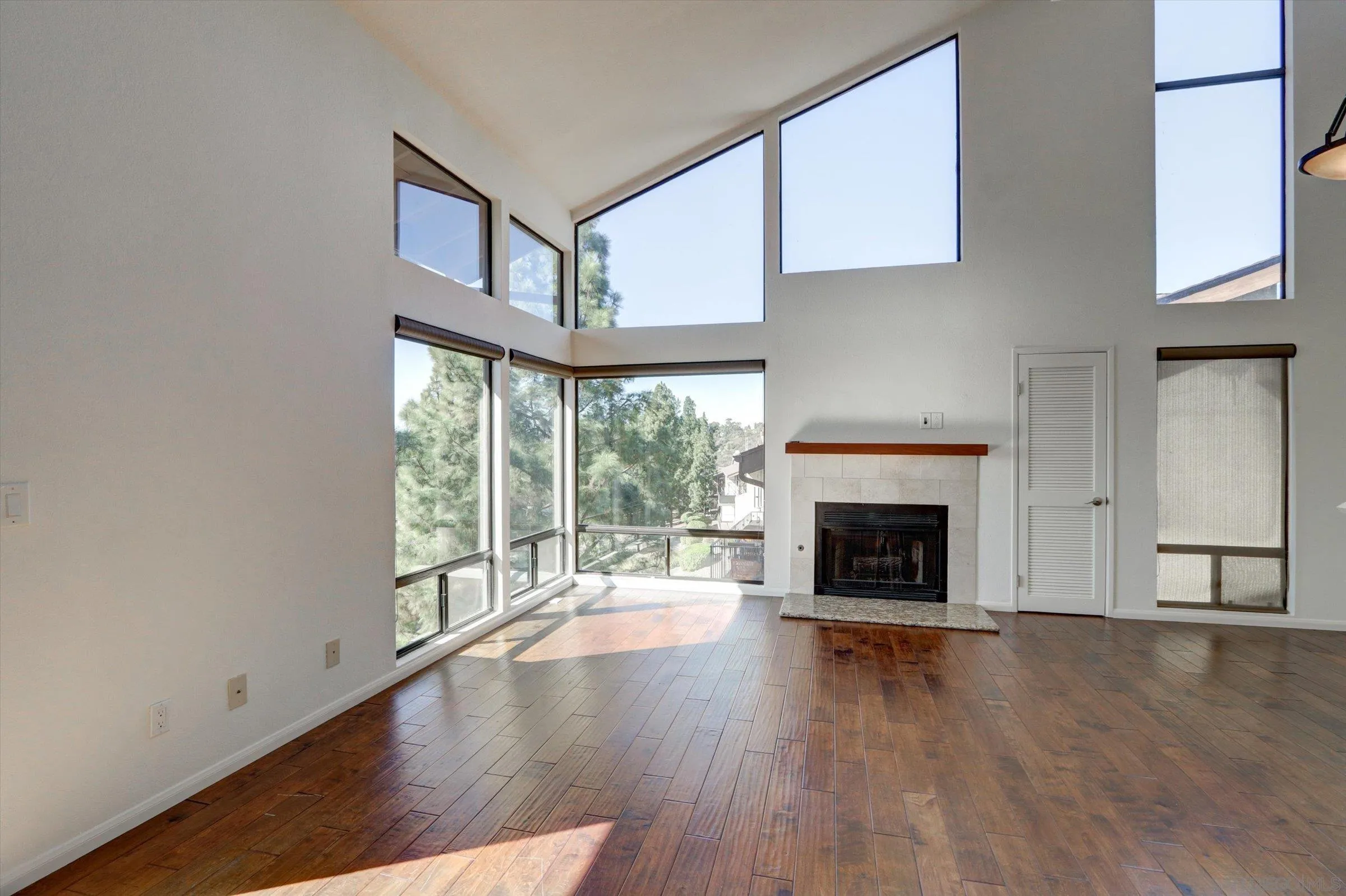 Photo #4: 240025412 Listing 