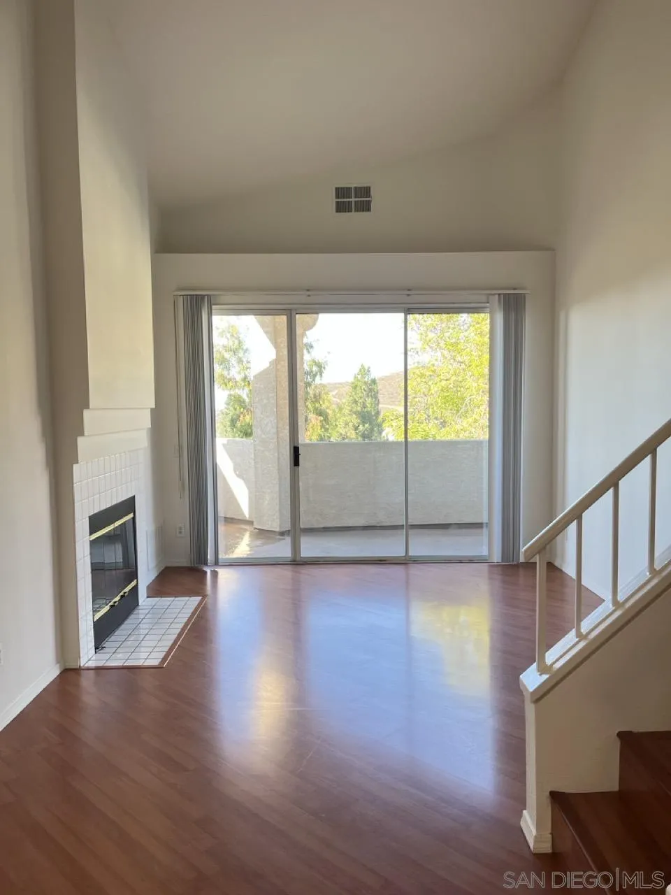 Photo #2: 240026073 Listing 