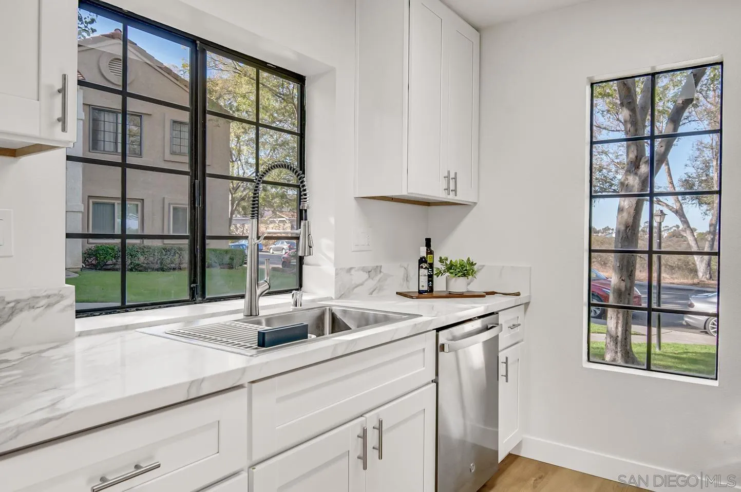 Photo #2: 240026335 Listing 