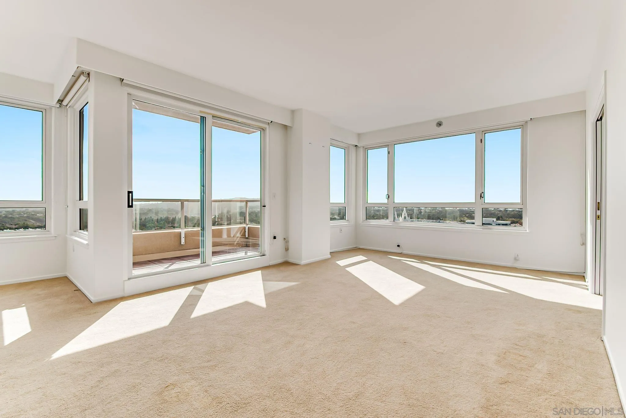 Photo #2: 240026629 Listing 