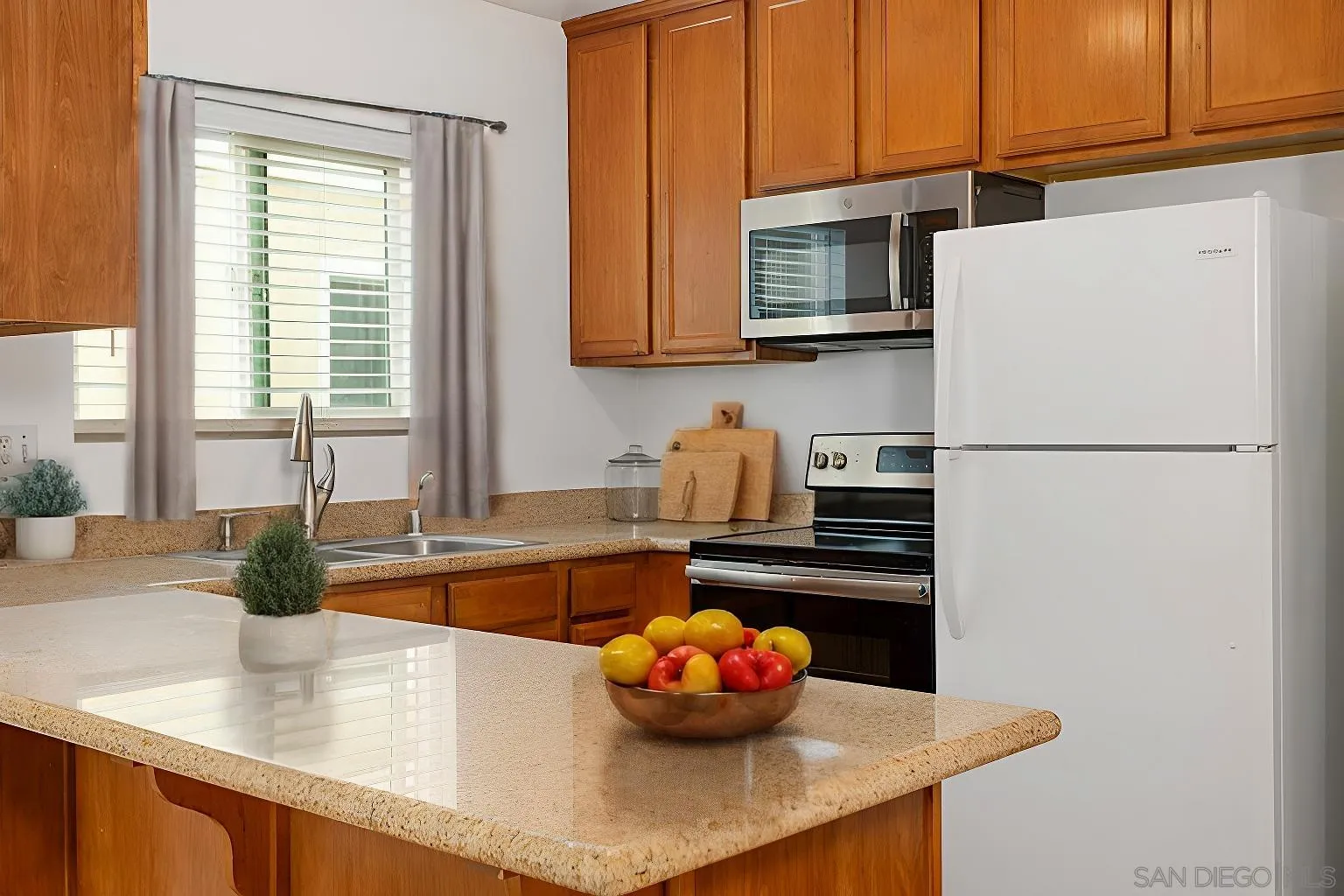 Photo #2: 240026870 Listing 