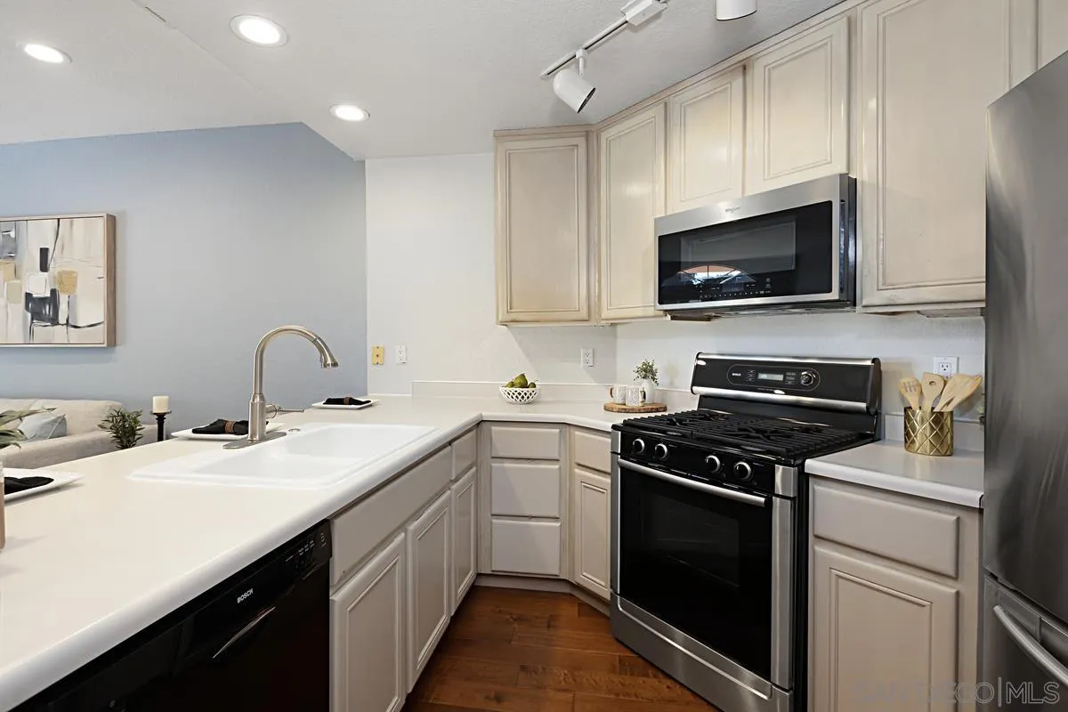 Photo #3: 240026899 Listing 