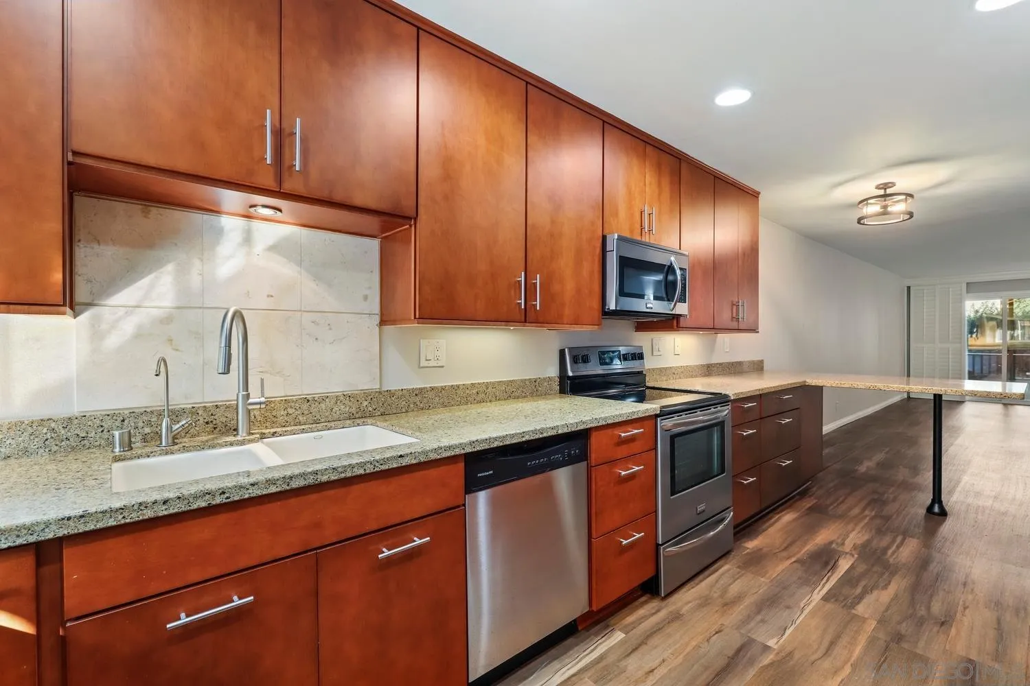 Photo #2: 240026955 Listing 