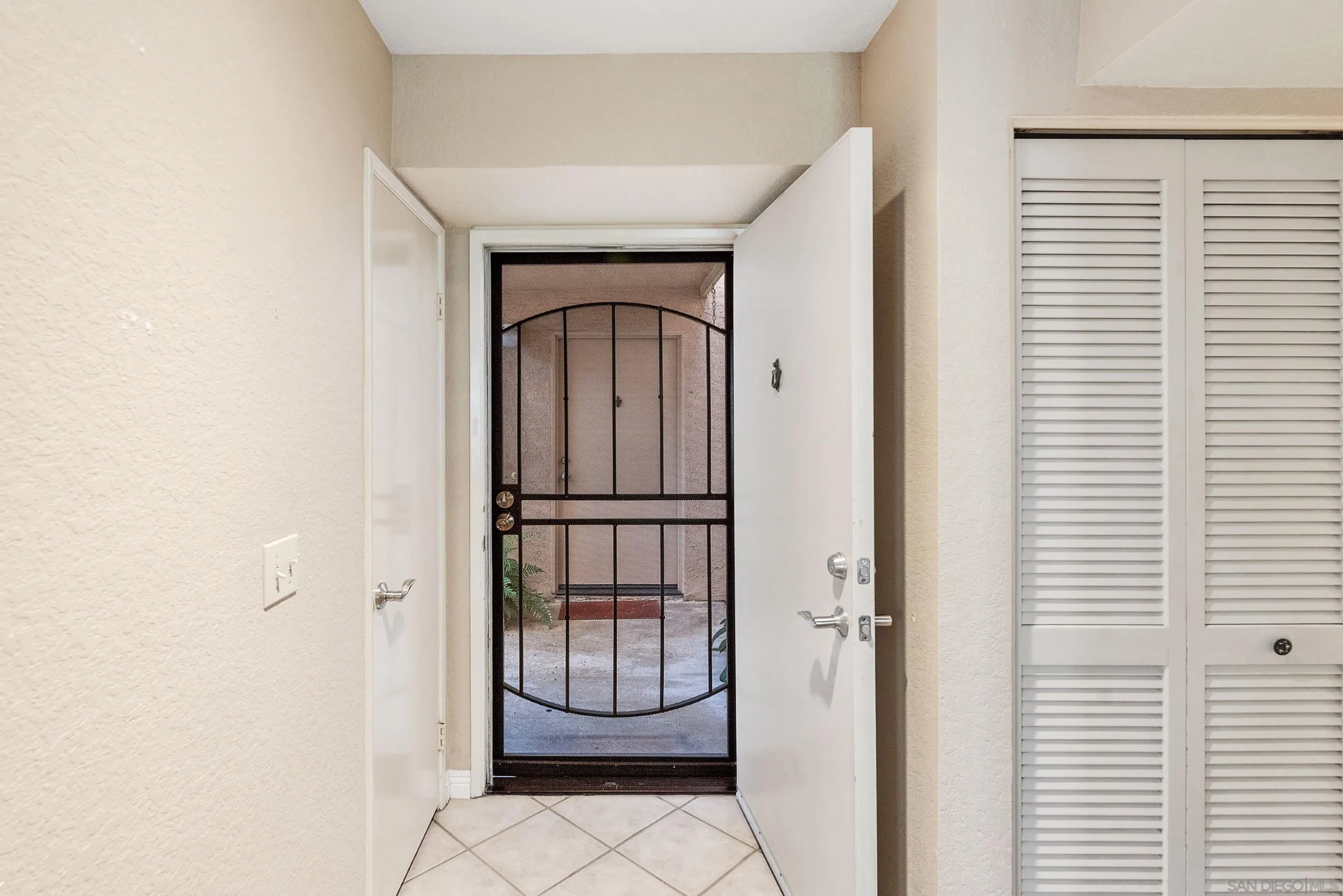 Photo #4: 240027405 Listing 