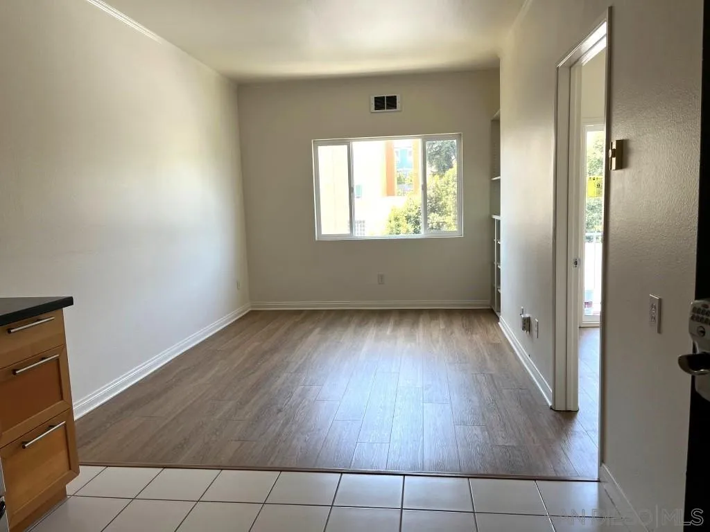Photo #2: 240027548 Listing 