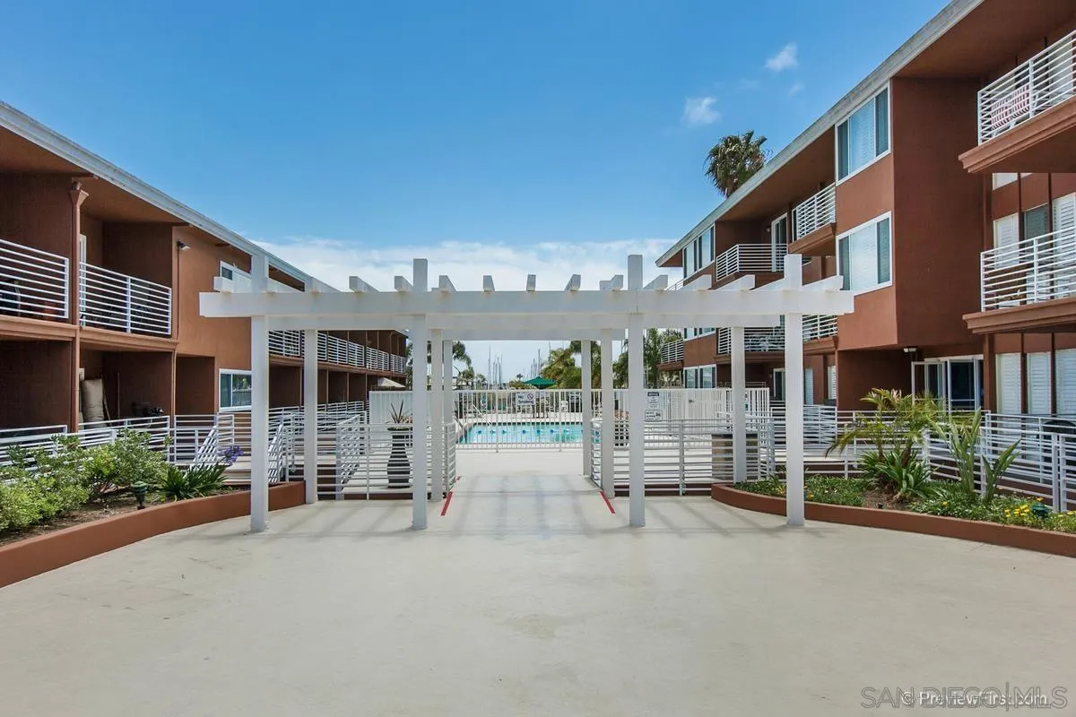 Photo #3: 240028531 Listing 