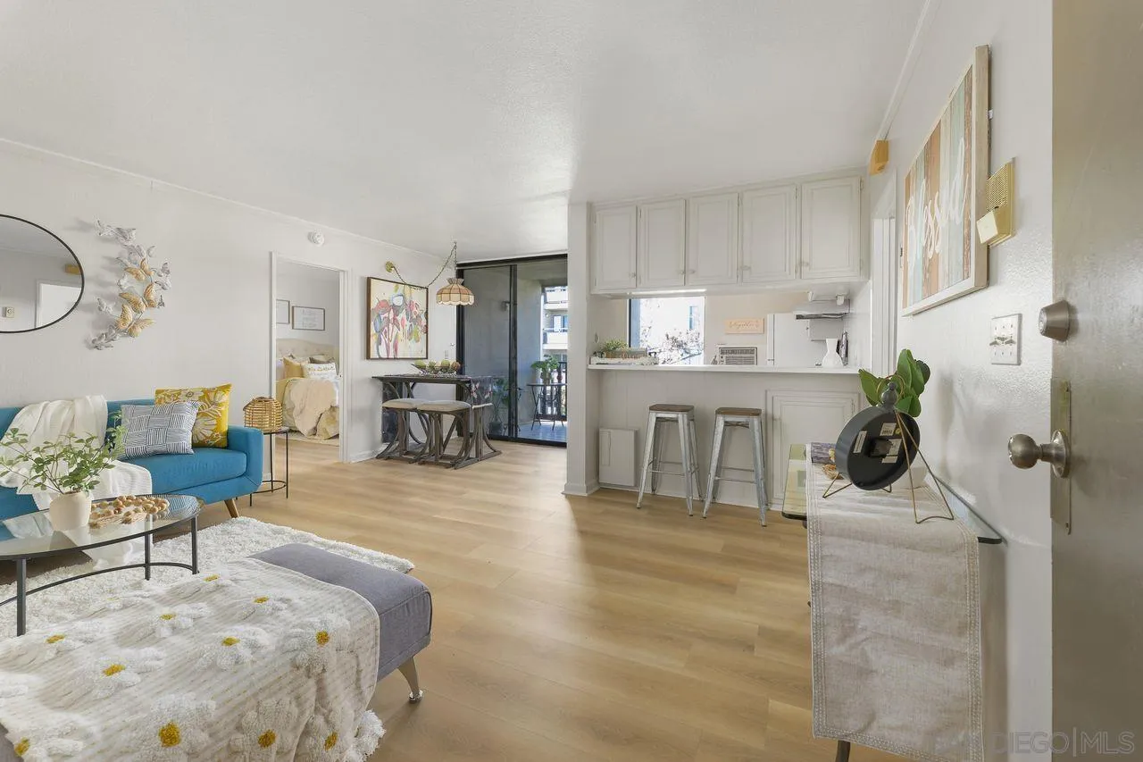 Photo #2: 240028692 Listing 