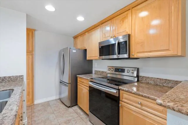 MLS: PTP2406358 Condo For Sale