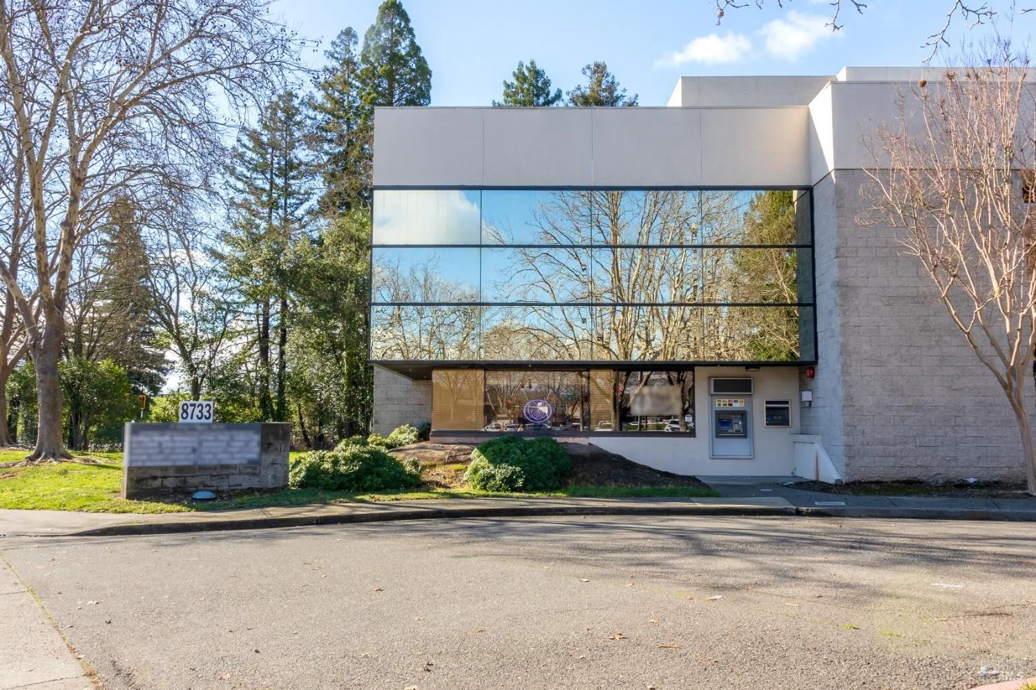 8733 Lakewood Drive - in Windsor, CA