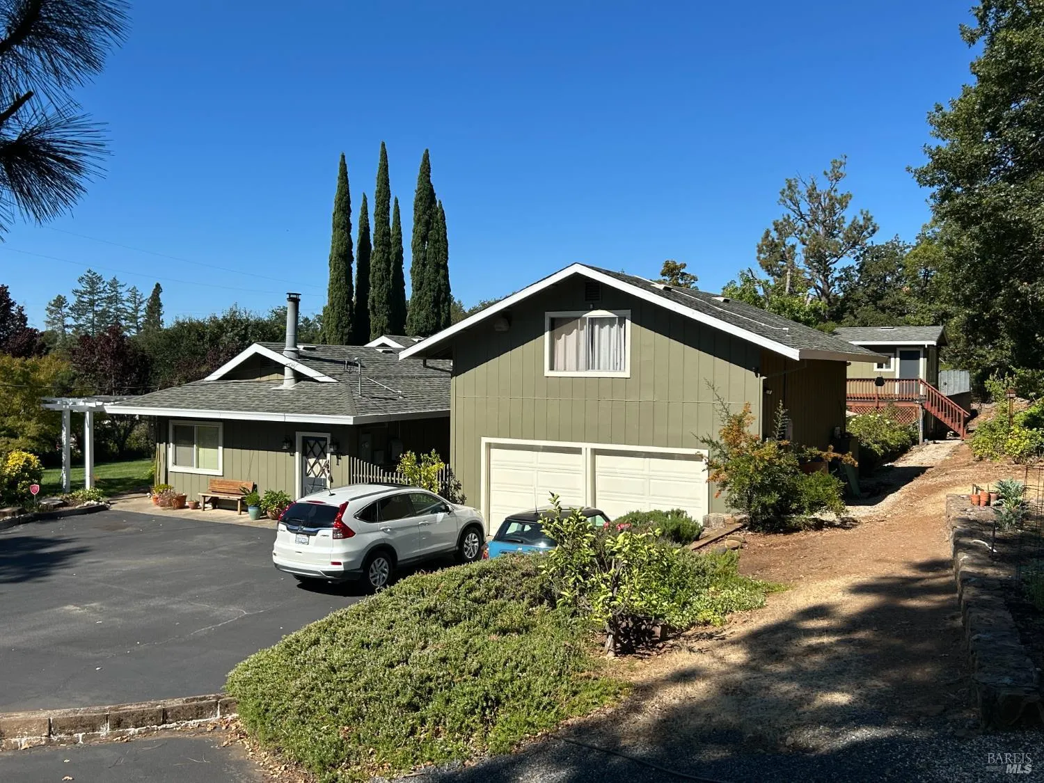 271 White Cottage S Road - 4bd/2ba, 2,350 sqft - in Angwin, CA