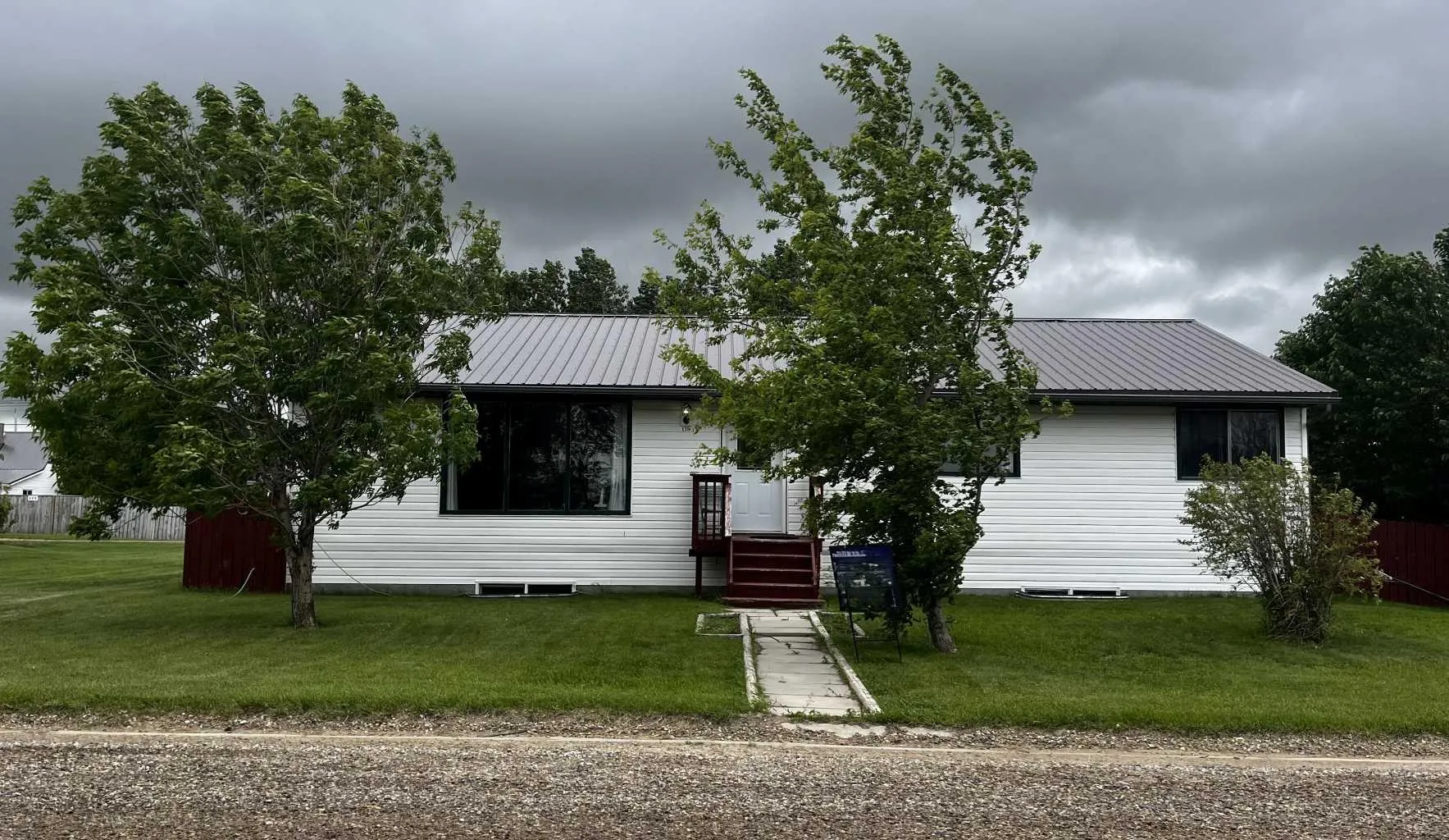 119 3 W Avenue, Hussar