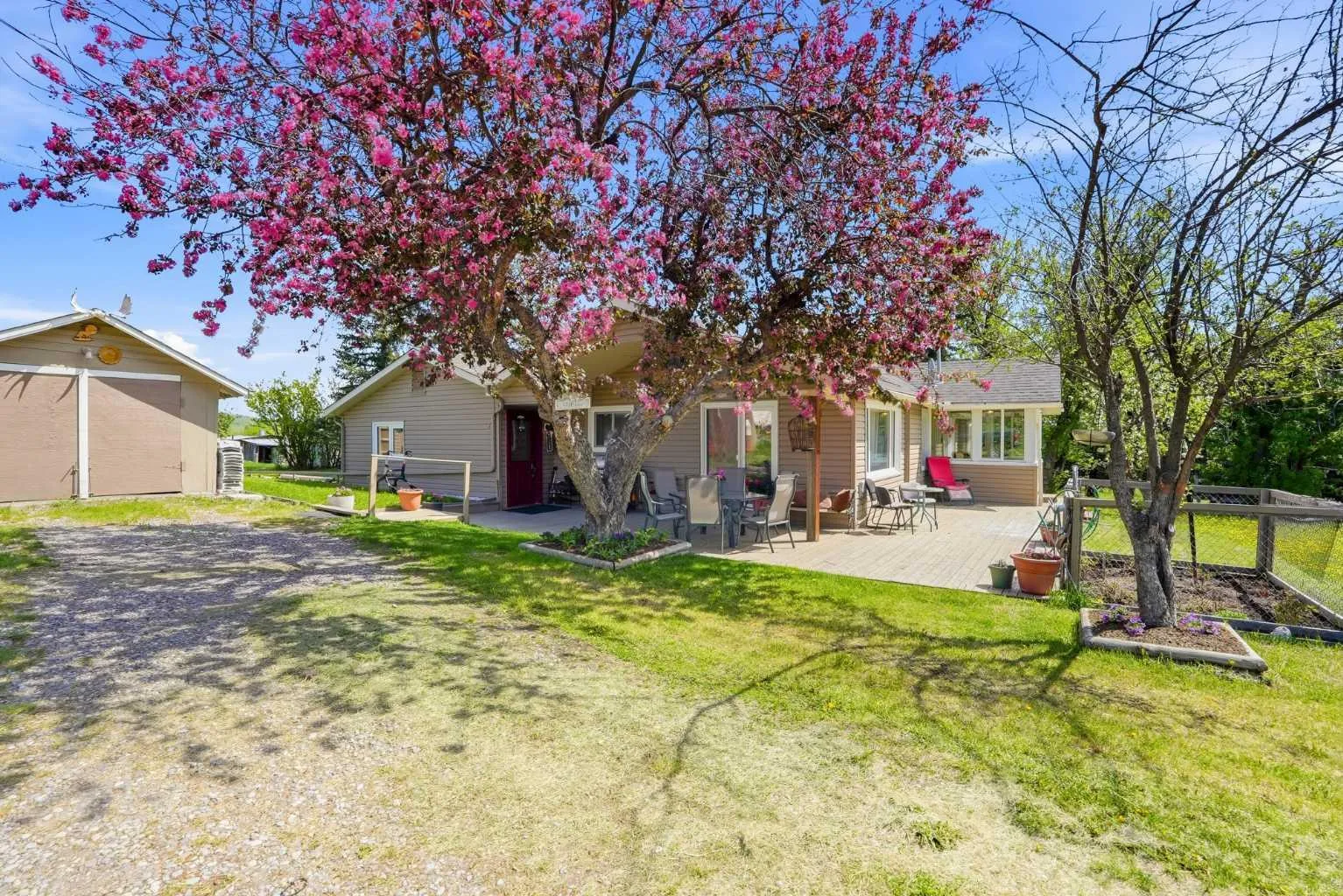 322191 135 W Street, Foothills County